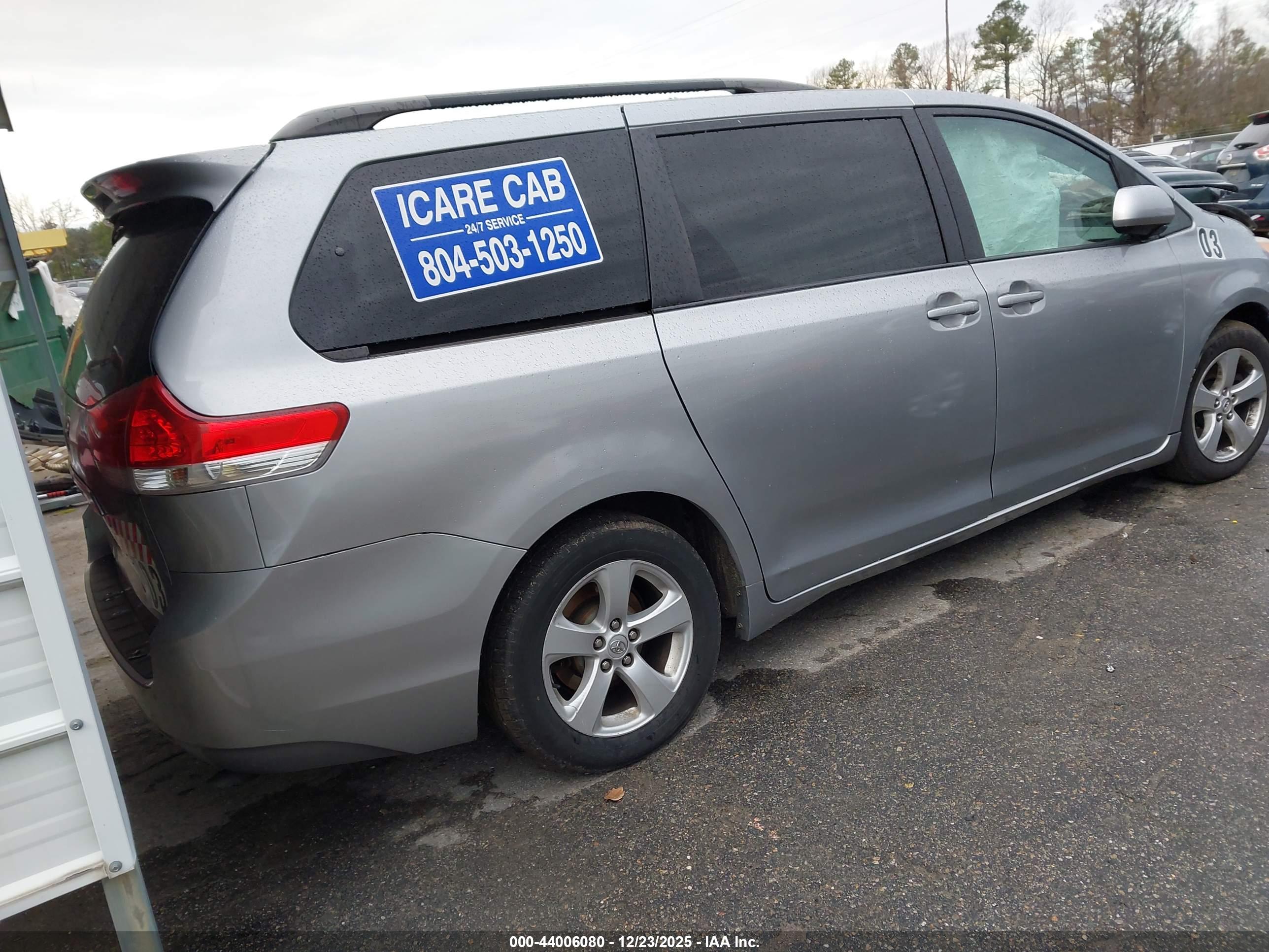 TOYOTA SIENNA image 4