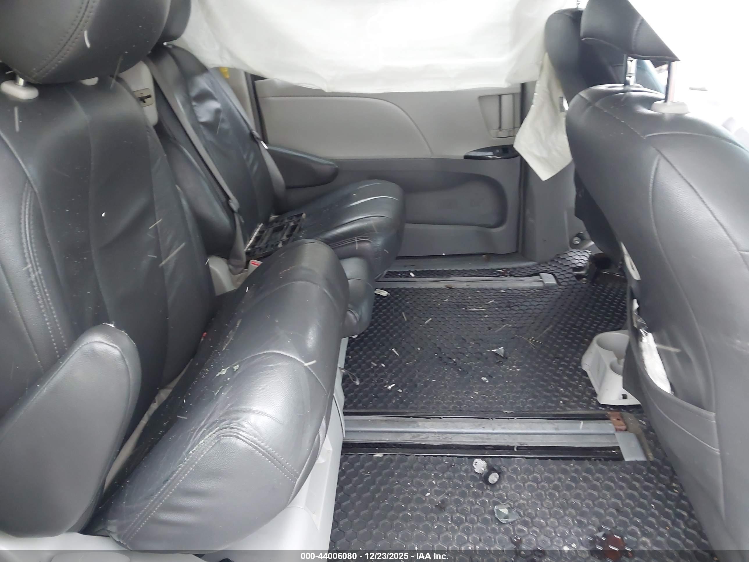 TOYOTA SIENNA image 8