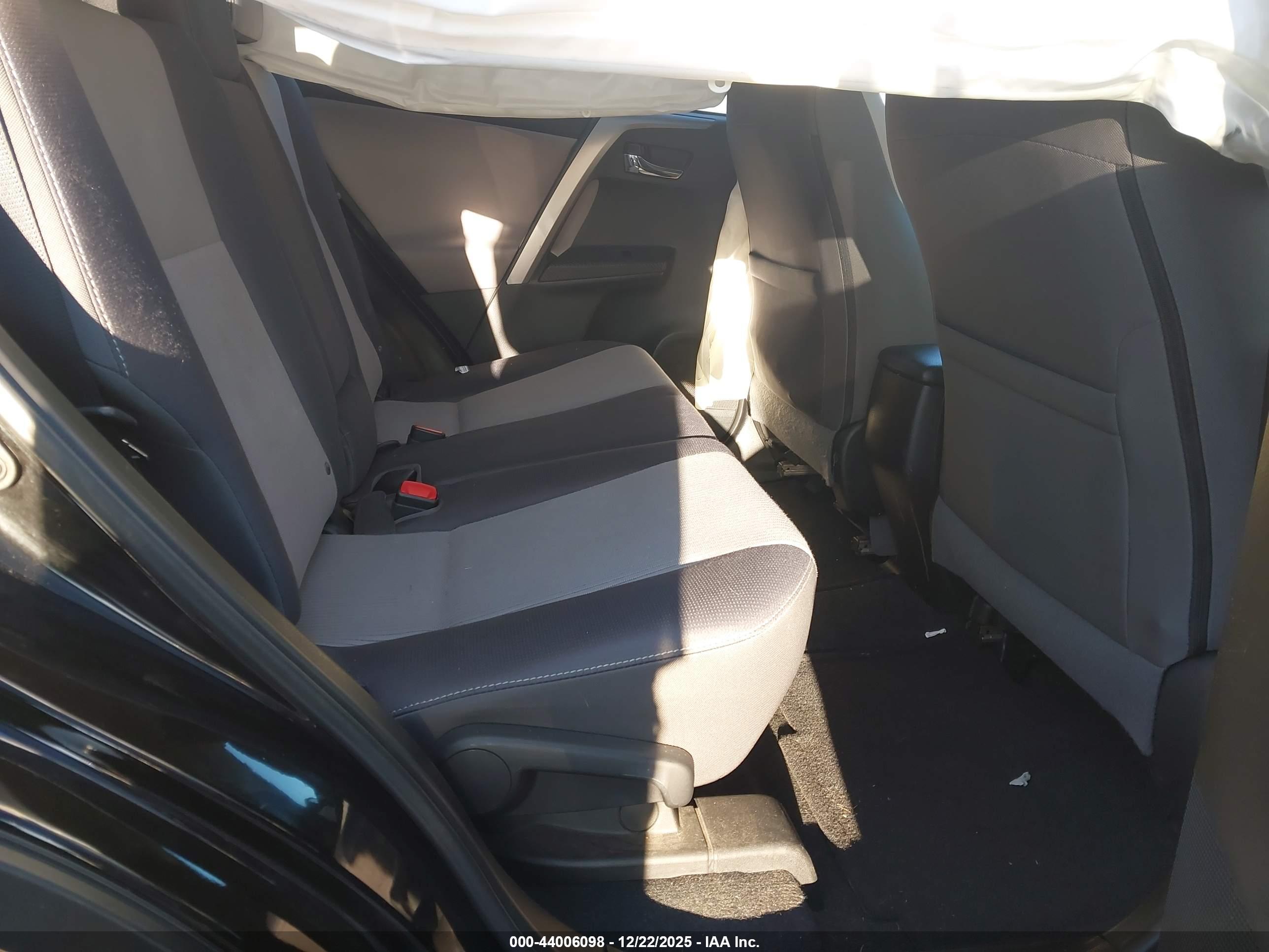 TOYOTA RAV4 image 8