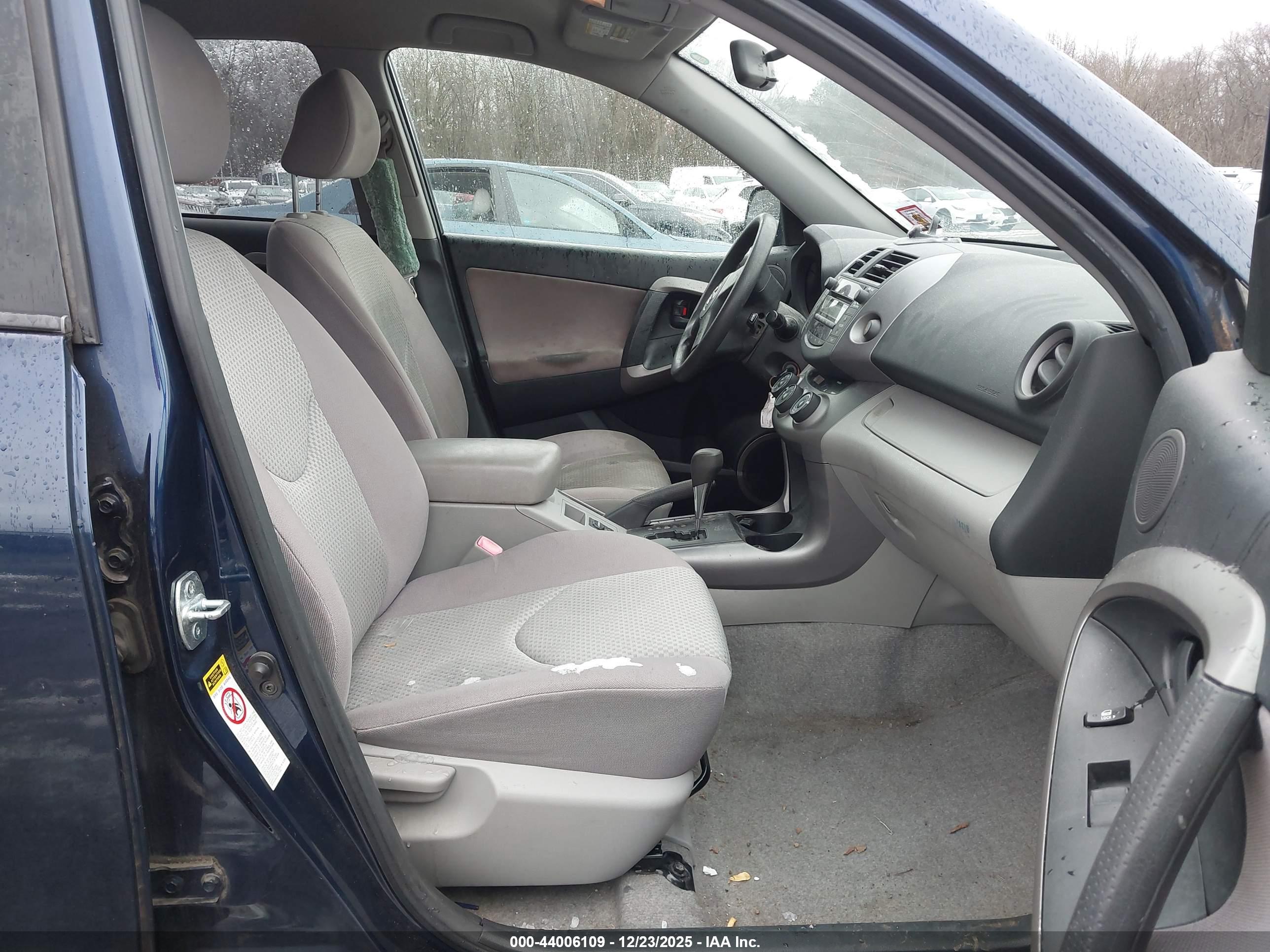 TOYOTA RAV4 image 5