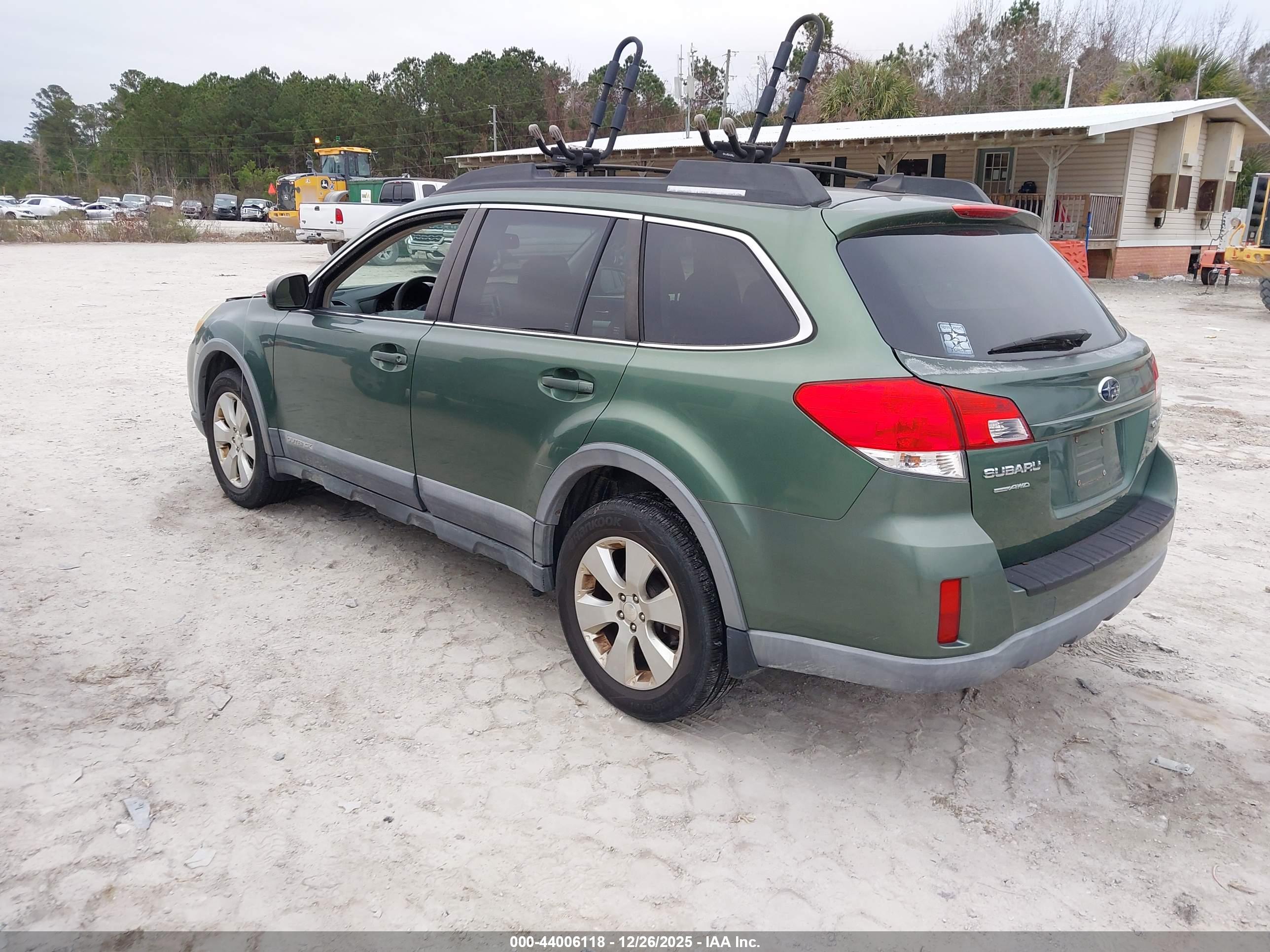 SUBARU OUTBACK image 3