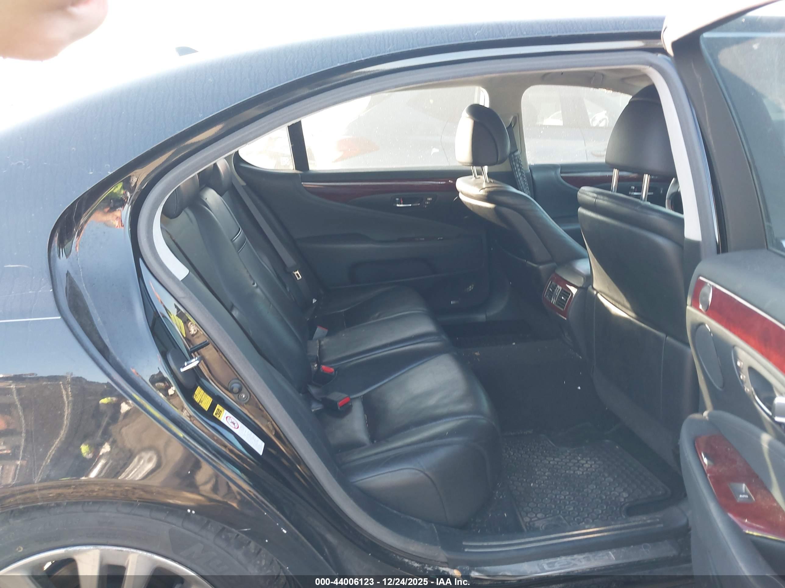 LEXUS LS image 8