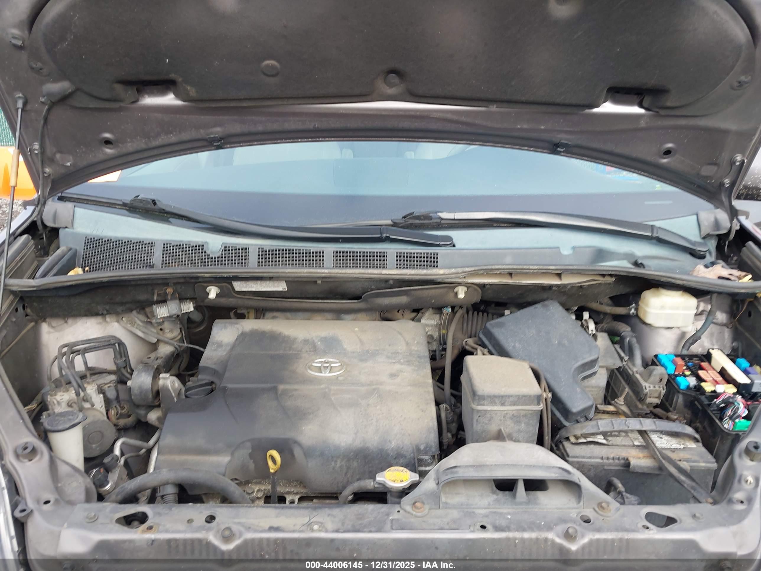 TOYOTA SIENNA image 10