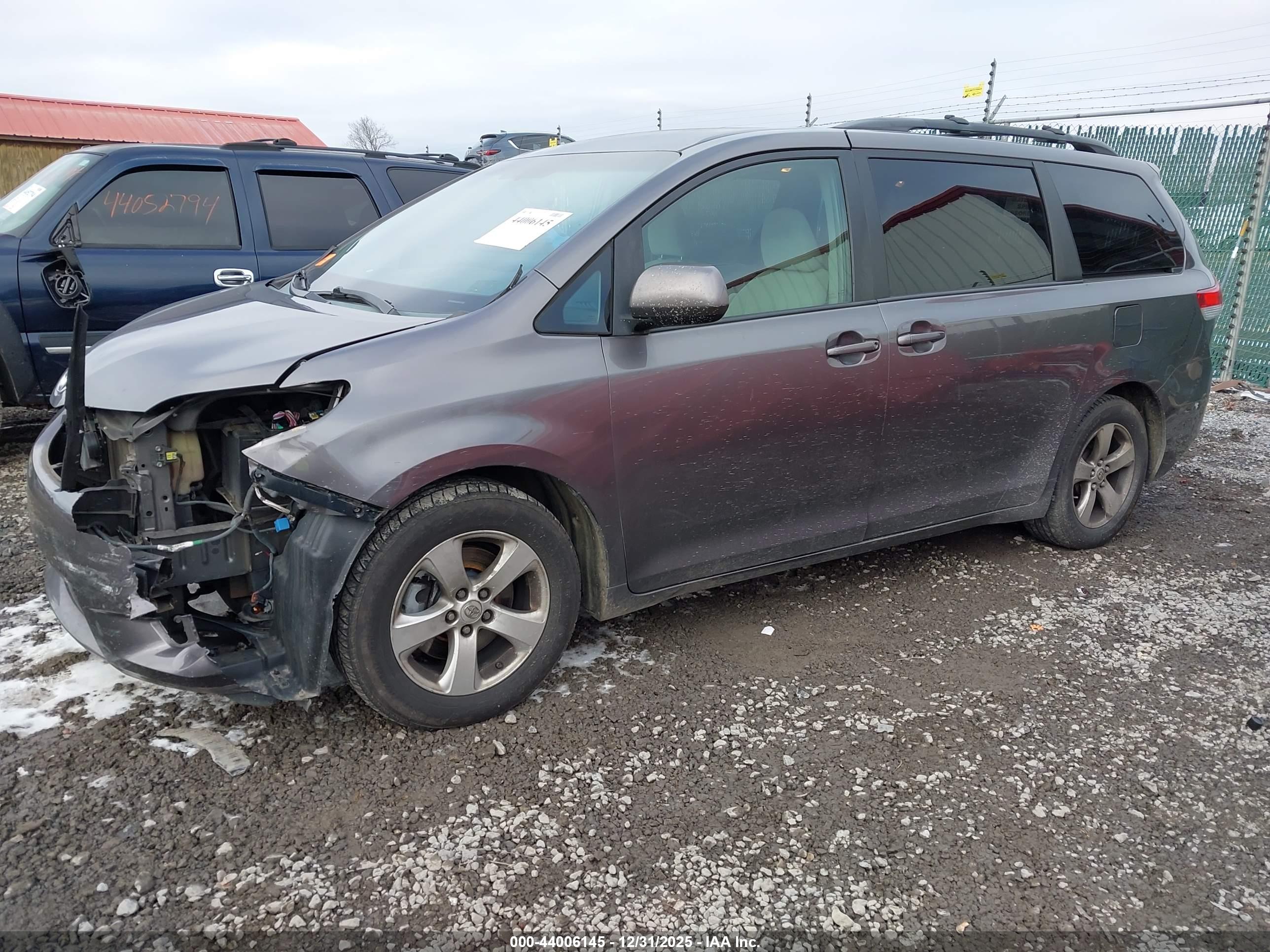 TOYOTA SIENNA image 2