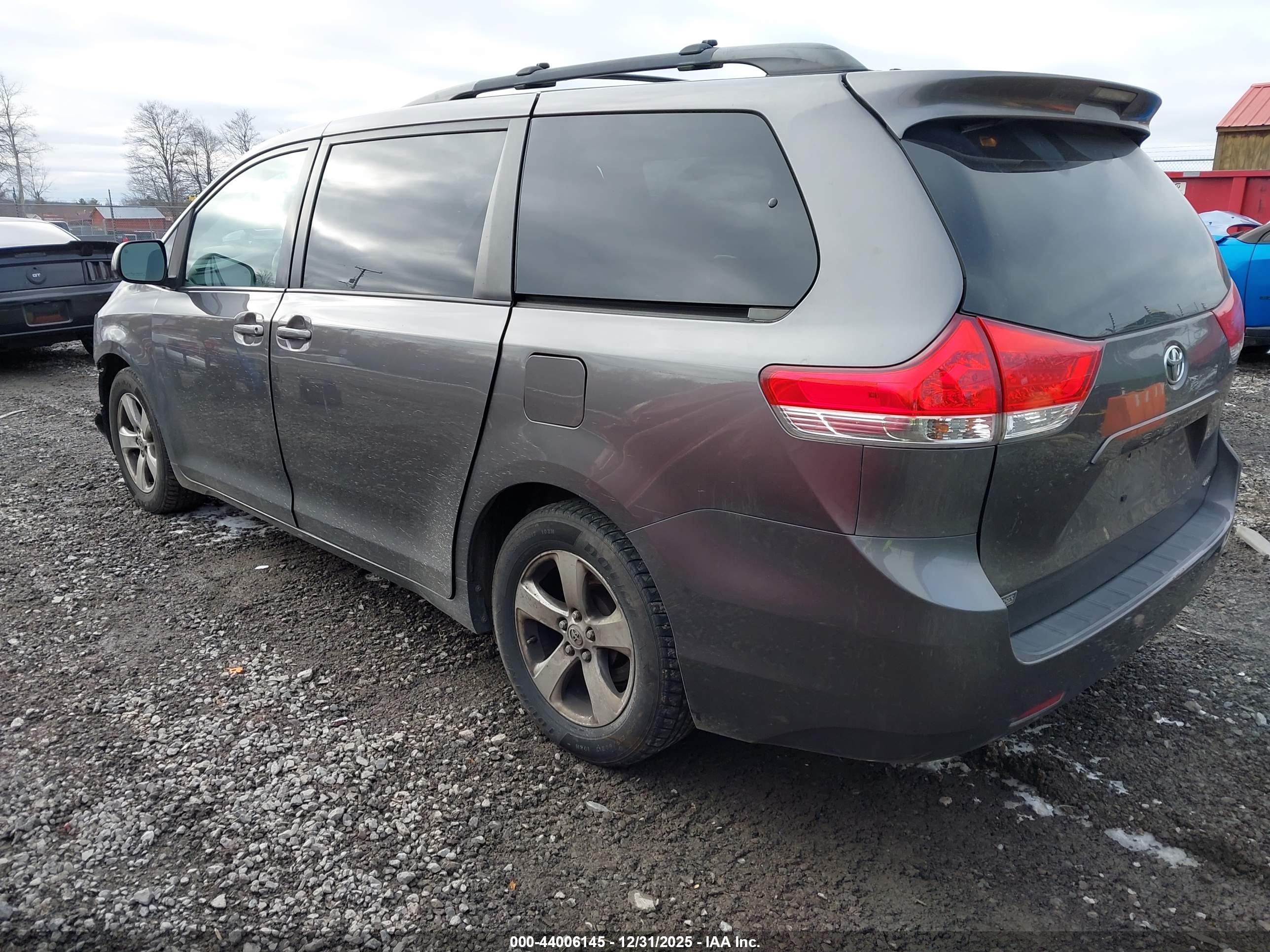 TOYOTA SIENNA image 3