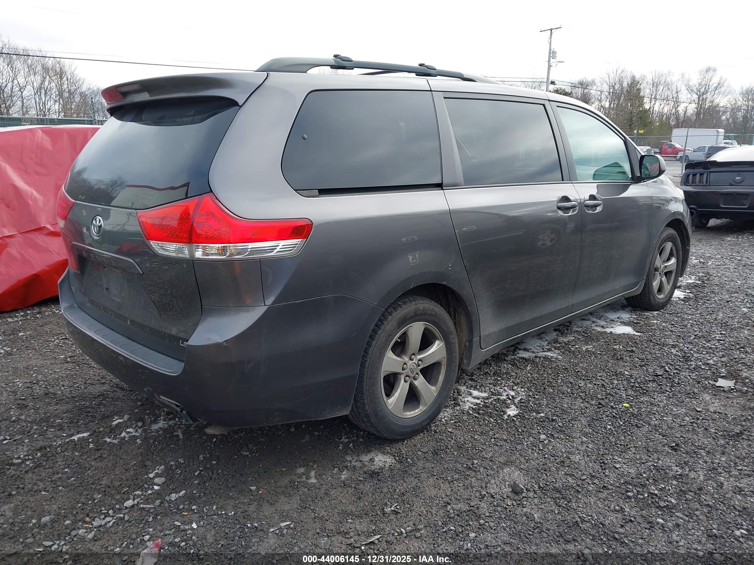TOYOTA SIENNA image 4