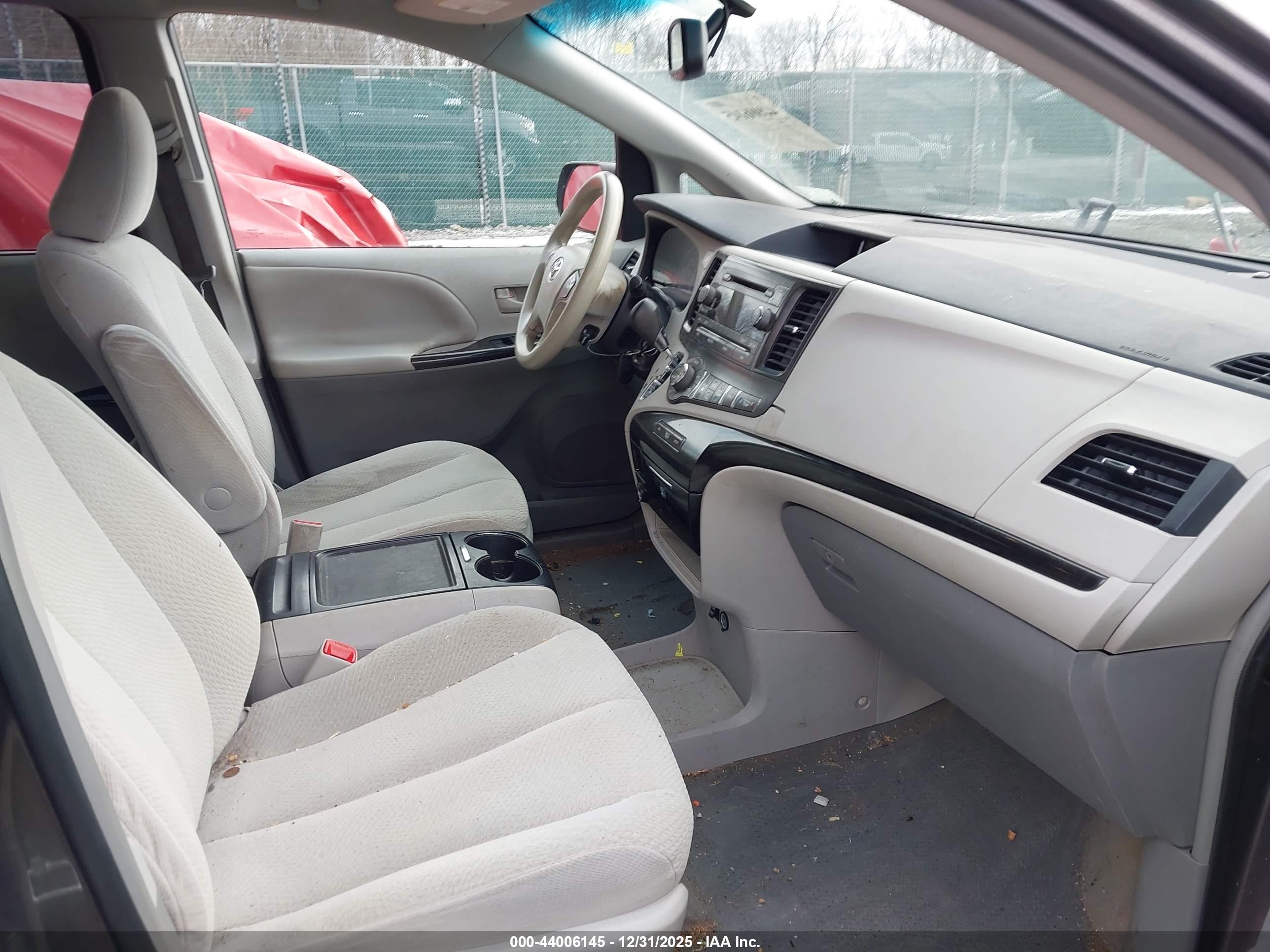 TOYOTA SIENNA image 5