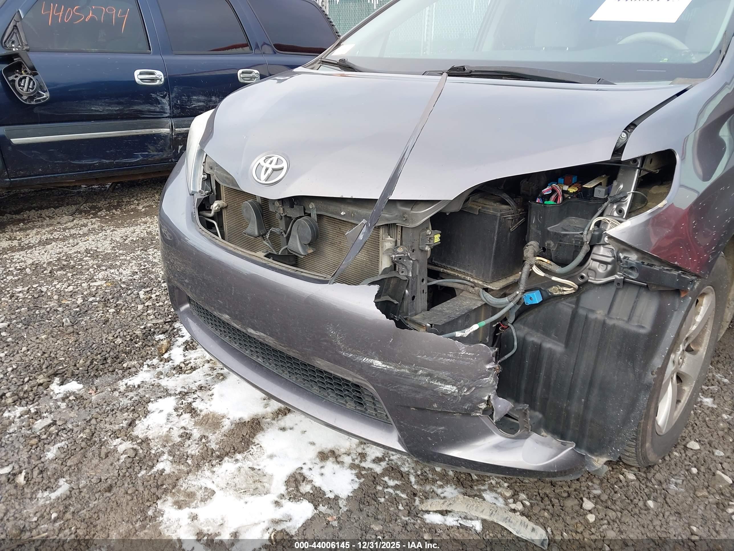 TOYOTA SIENNA image 6