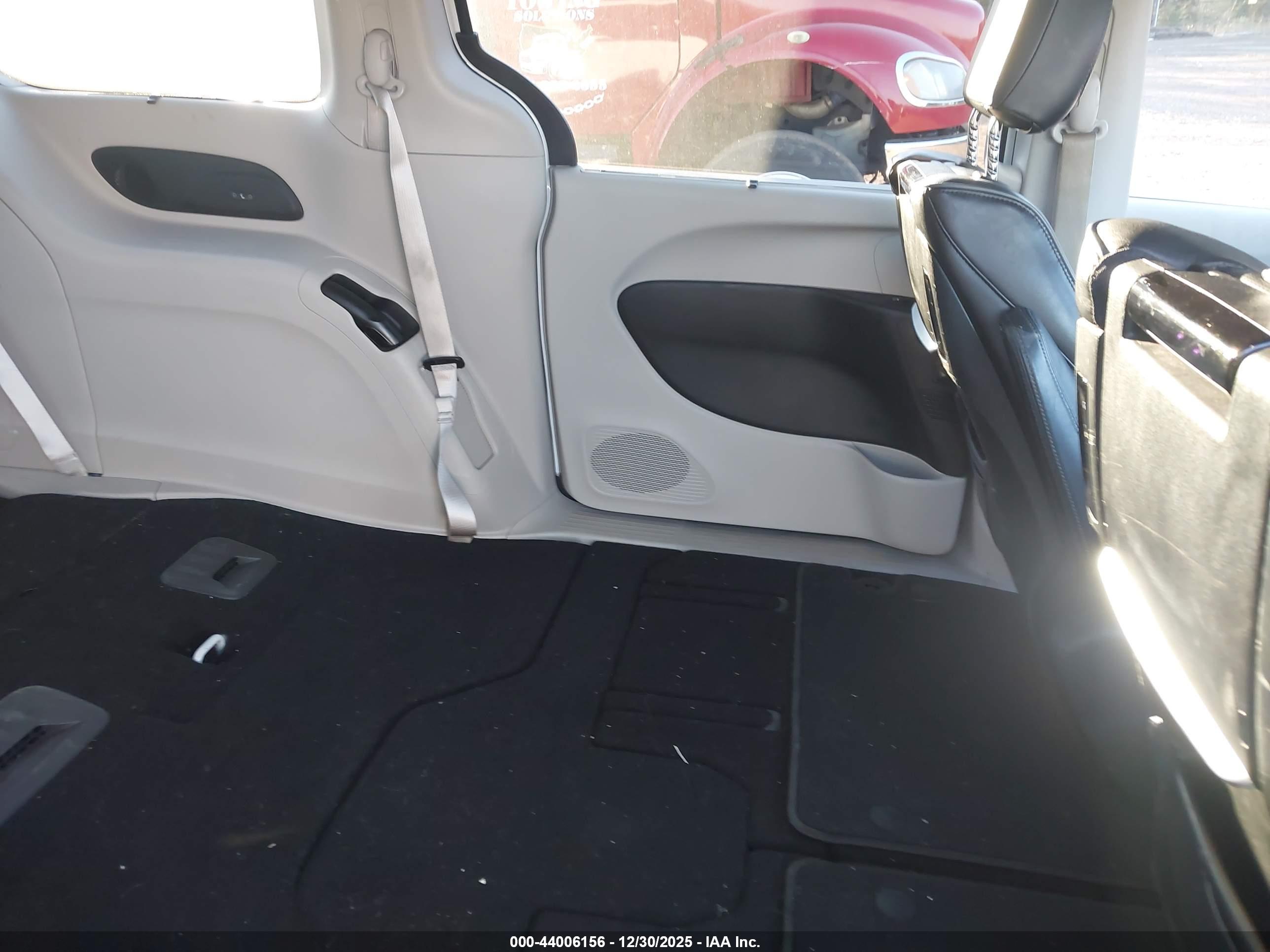 CHRYSLER PACIFICA image 8