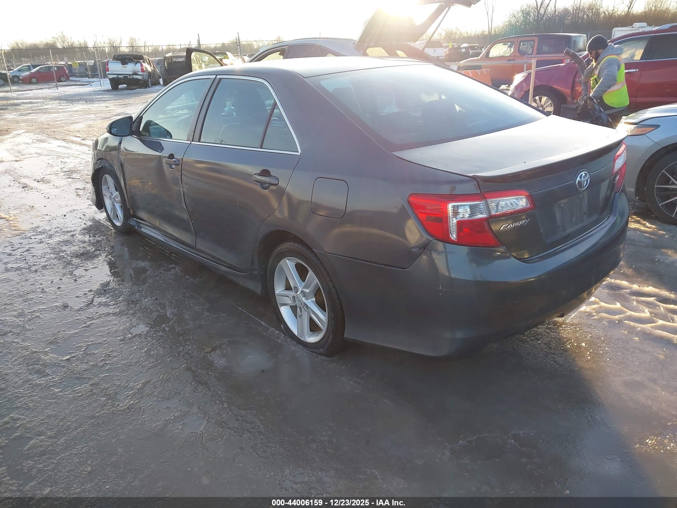 TOYOTA CAMRY image 3