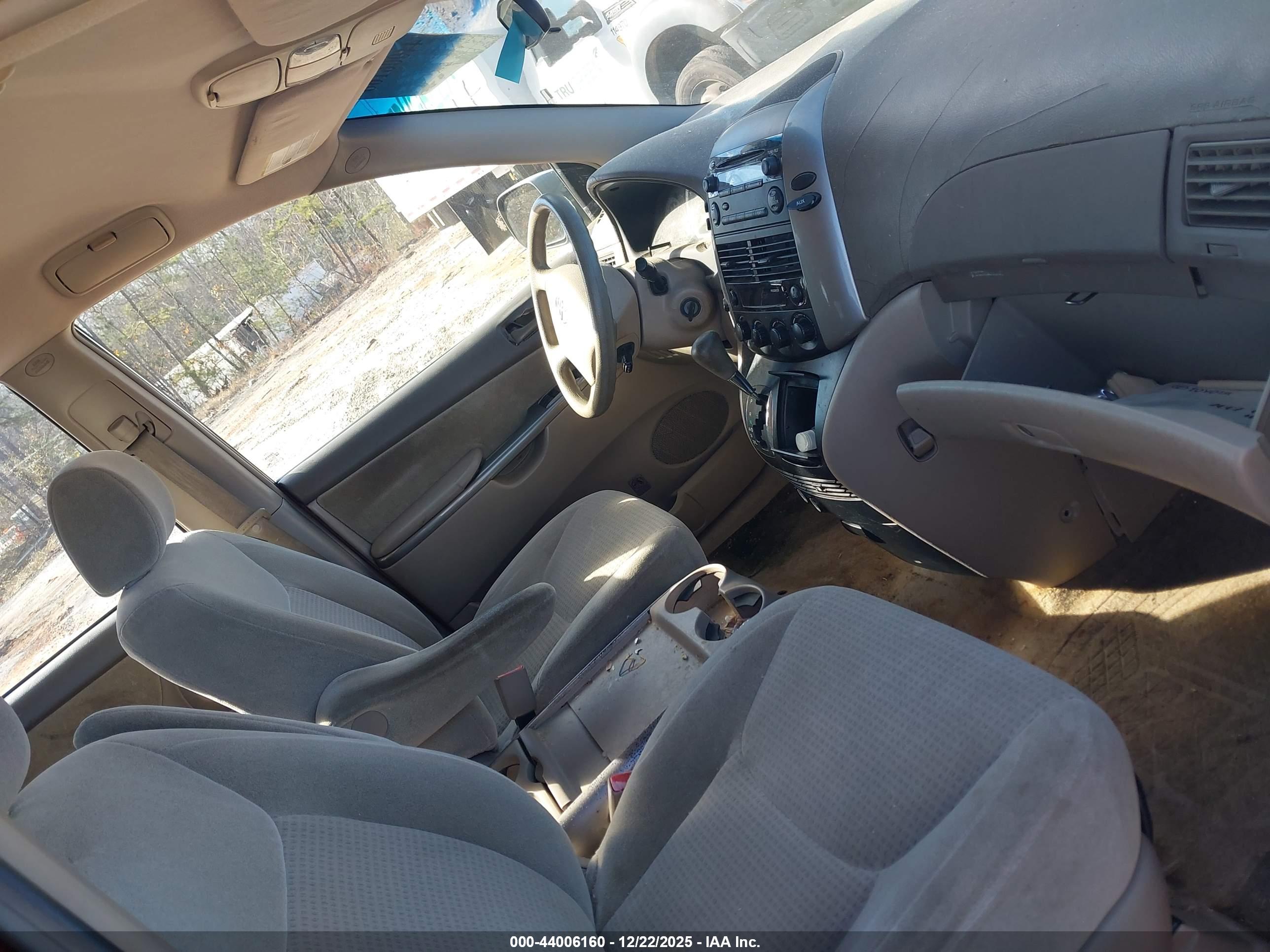 TOYOTA SIENNA image 5