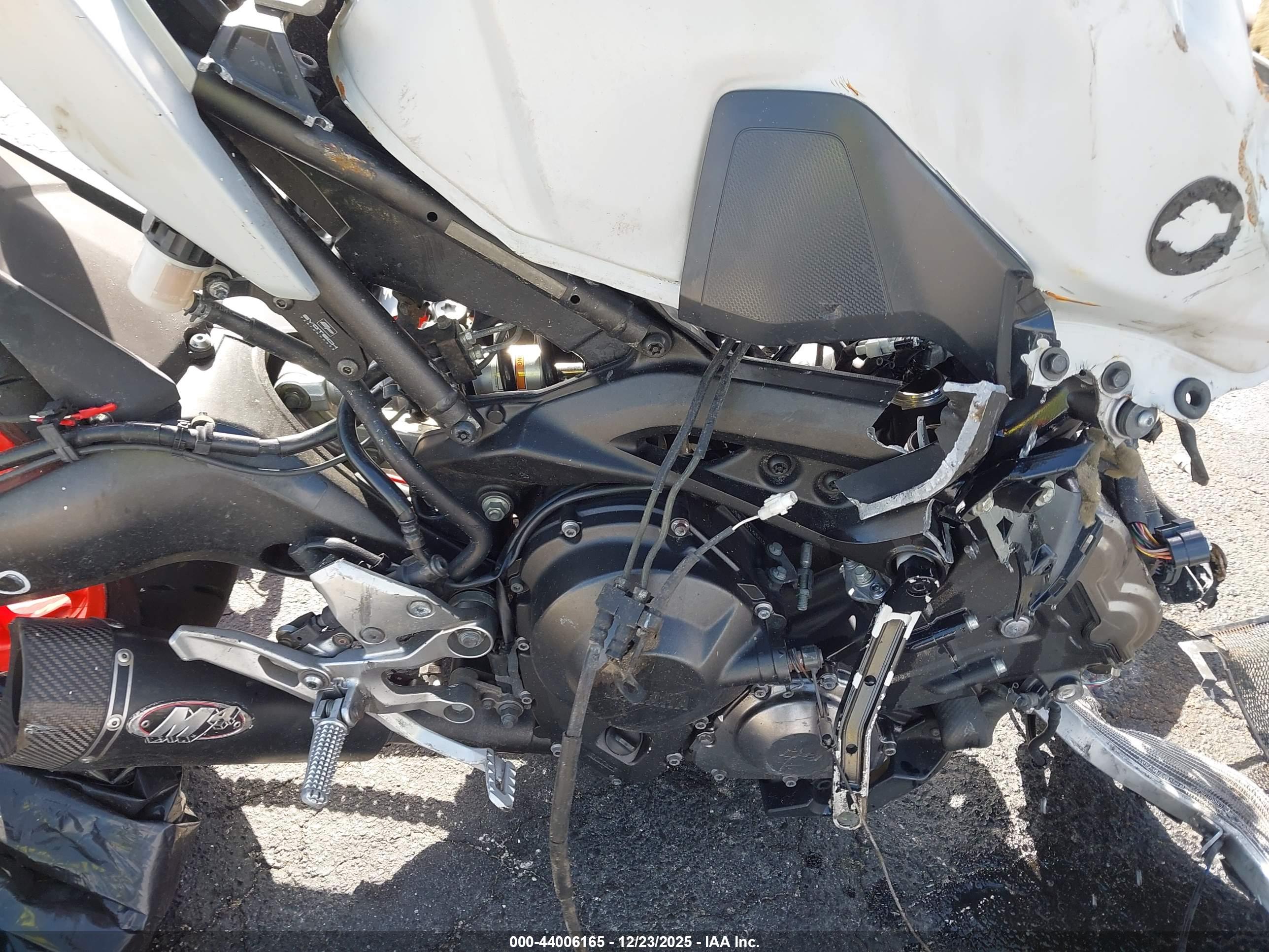 YAMAHA MT09 image 8