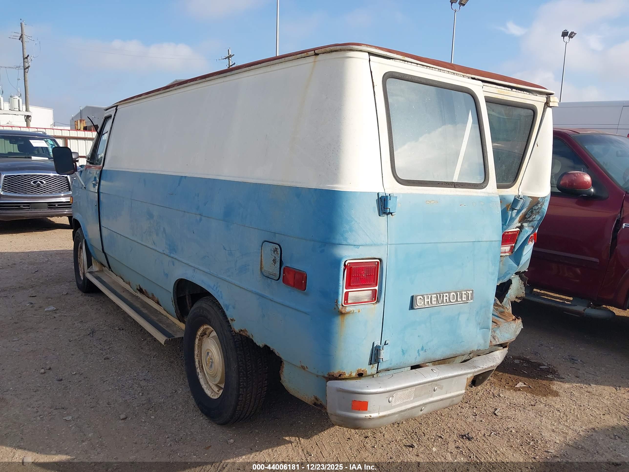 CHEVROLET VAN image 3