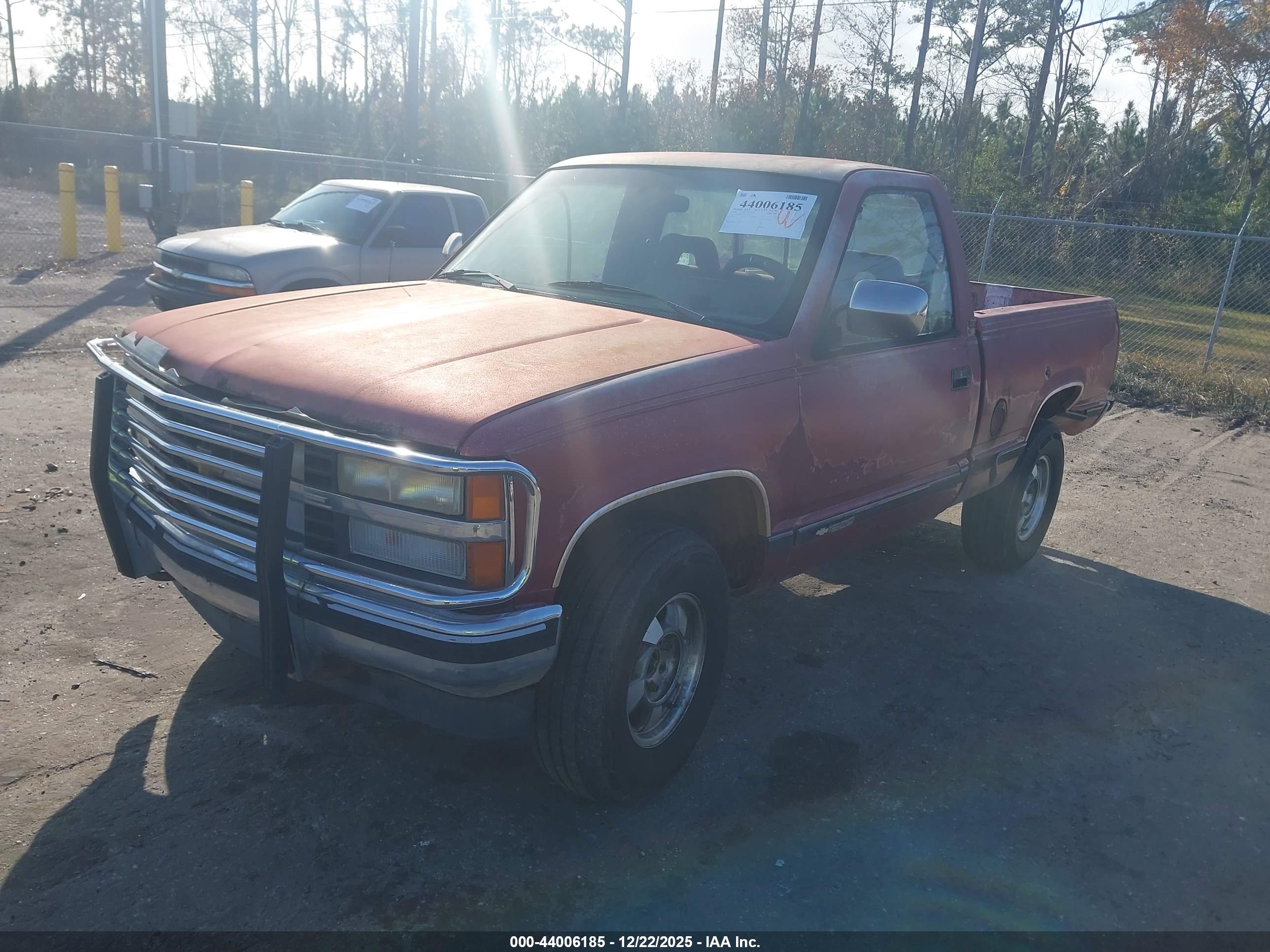 CHEVROLET GMT-400 image 2
