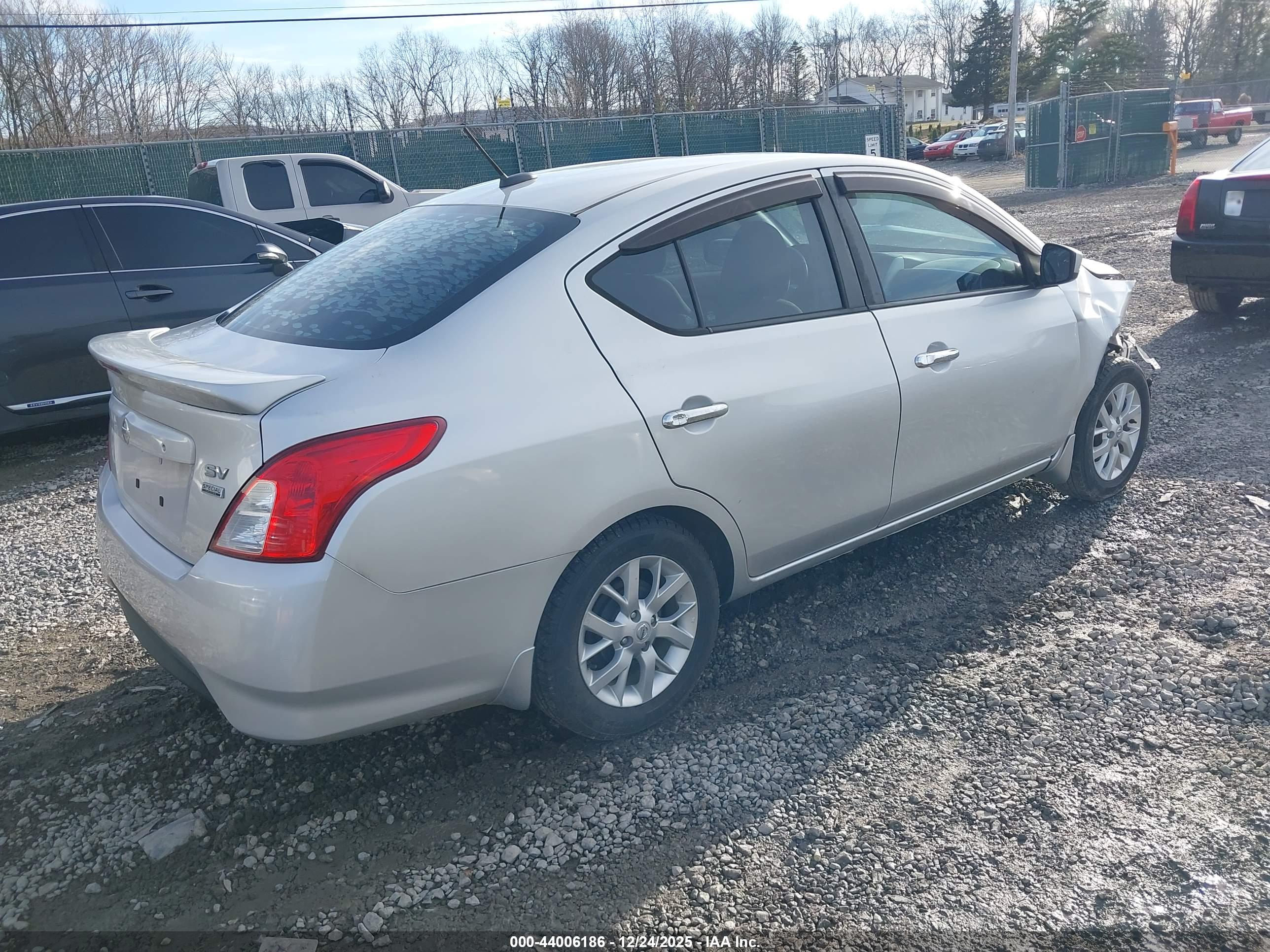NISSAN VERSA image 4
