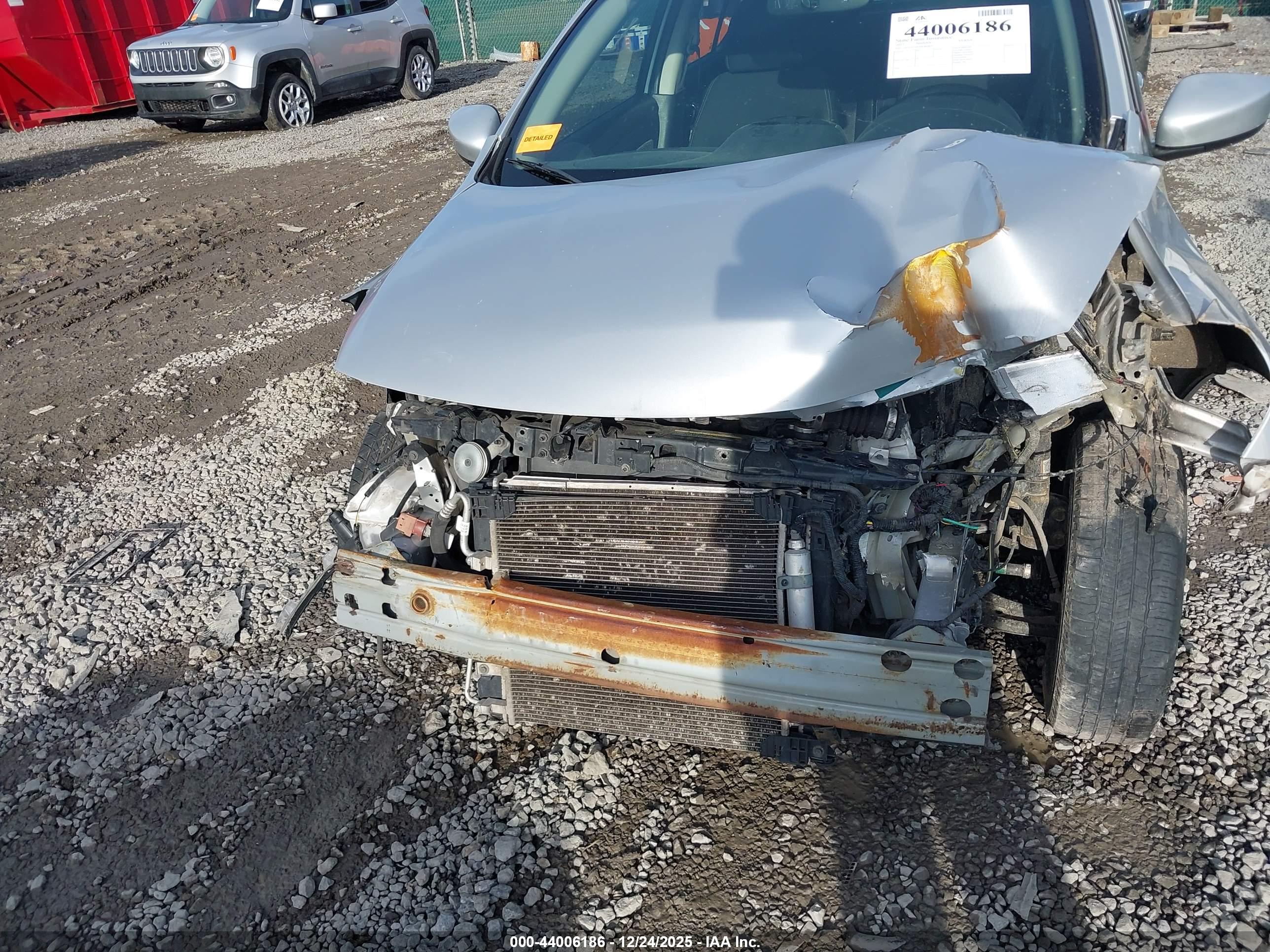 NISSAN VERSA image 6
