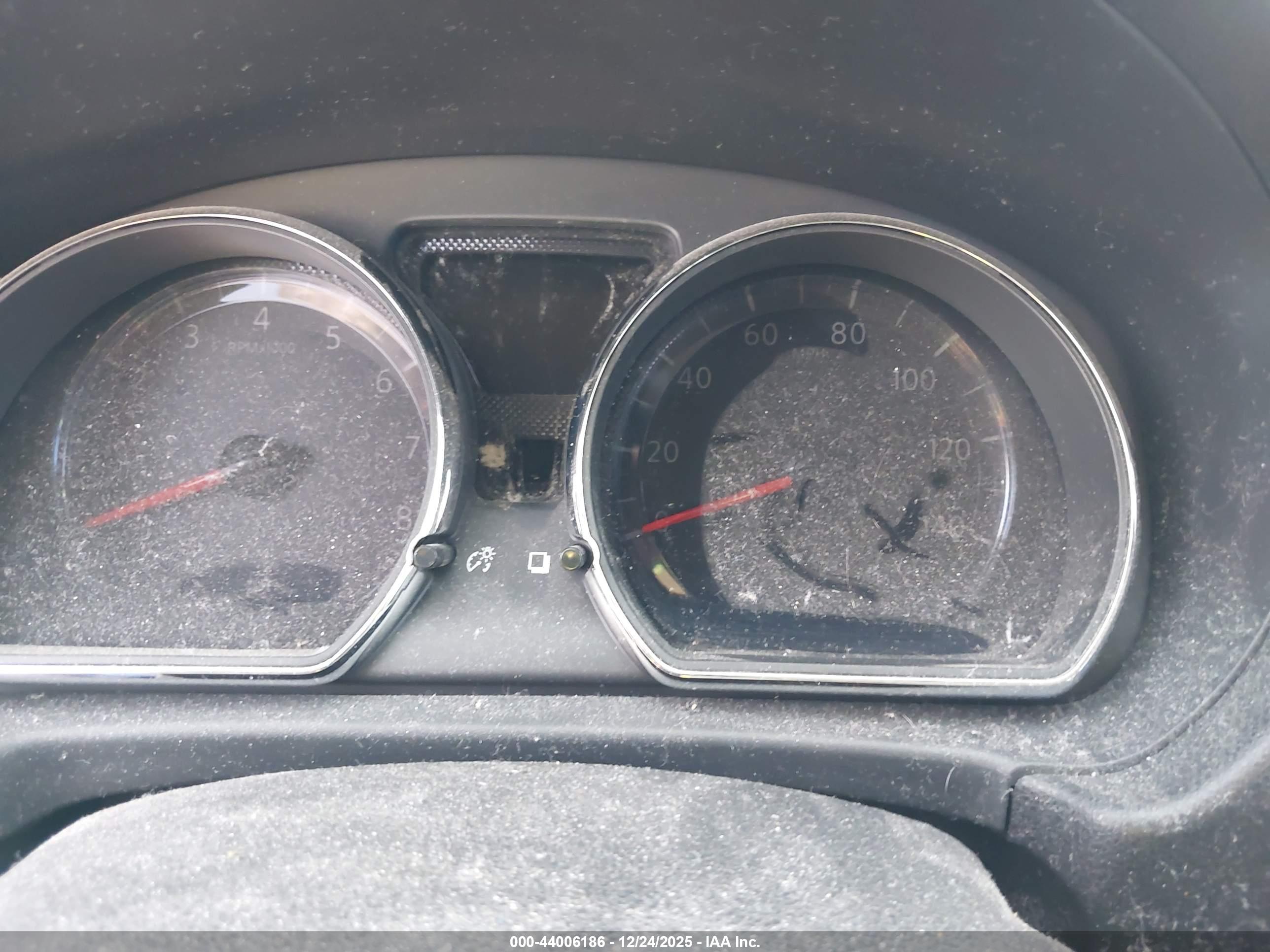 NISSAN VERSA image 7