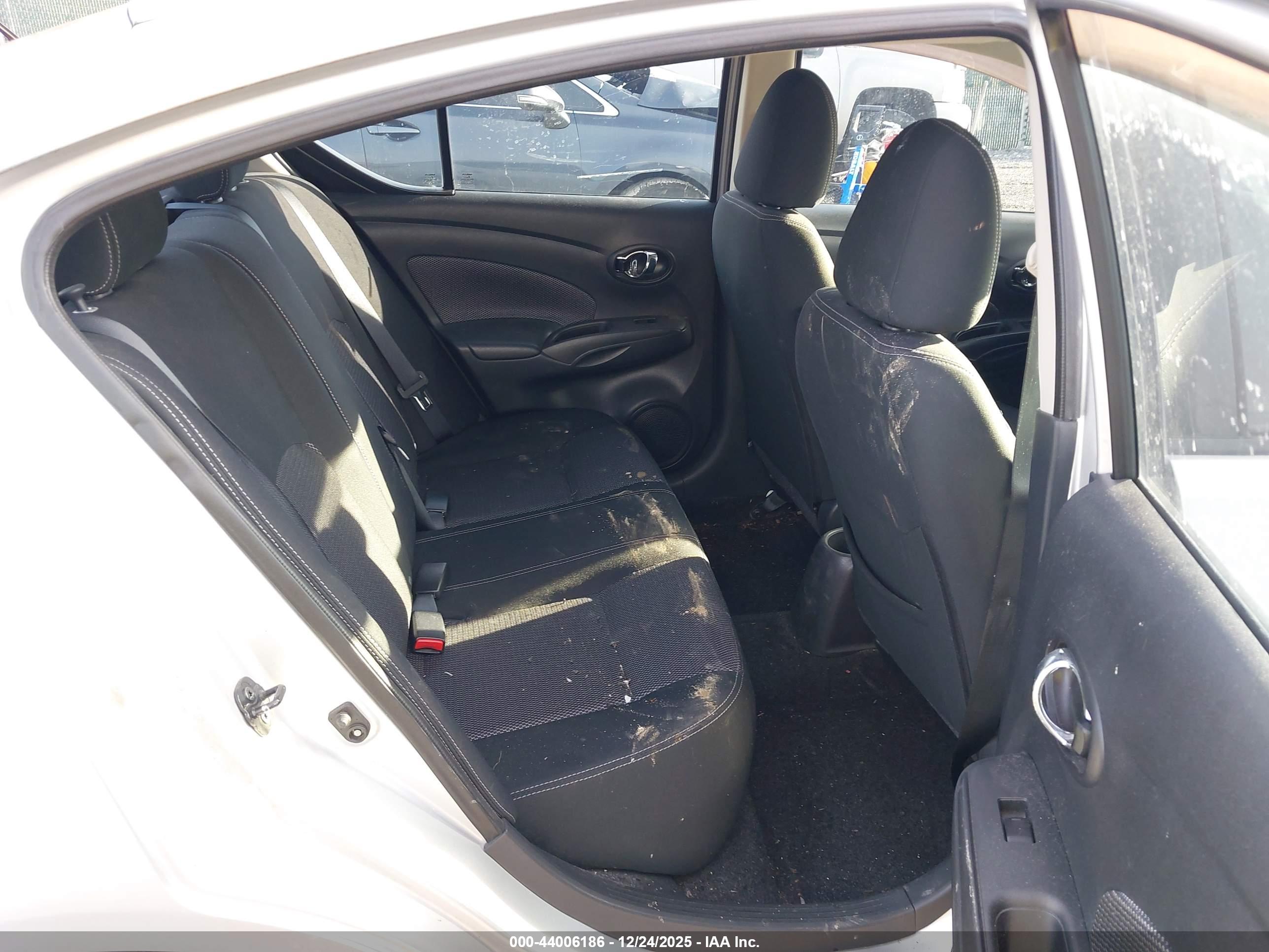 NISSAN VERSA image 8