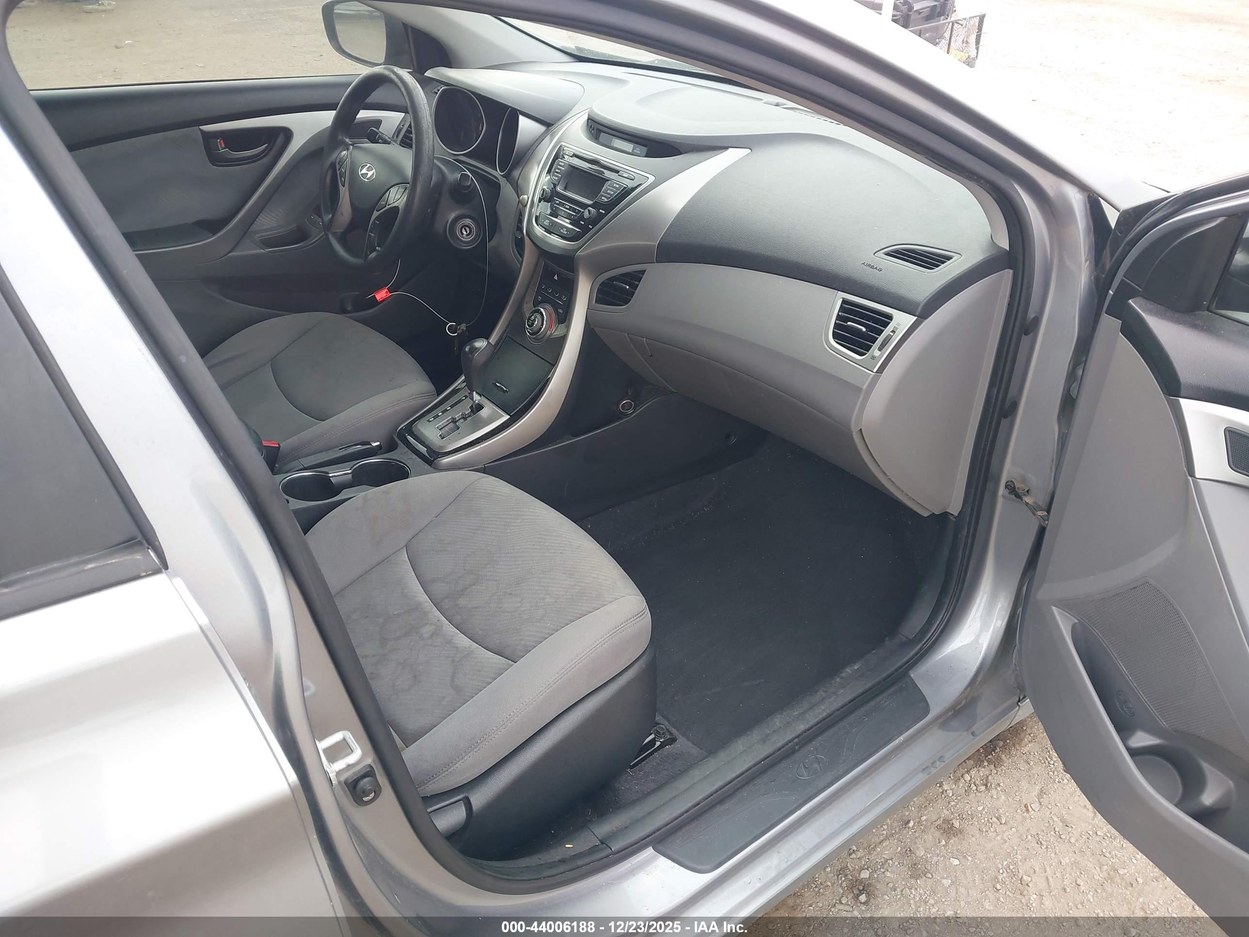 HYUNDAI ELANTRA image 5