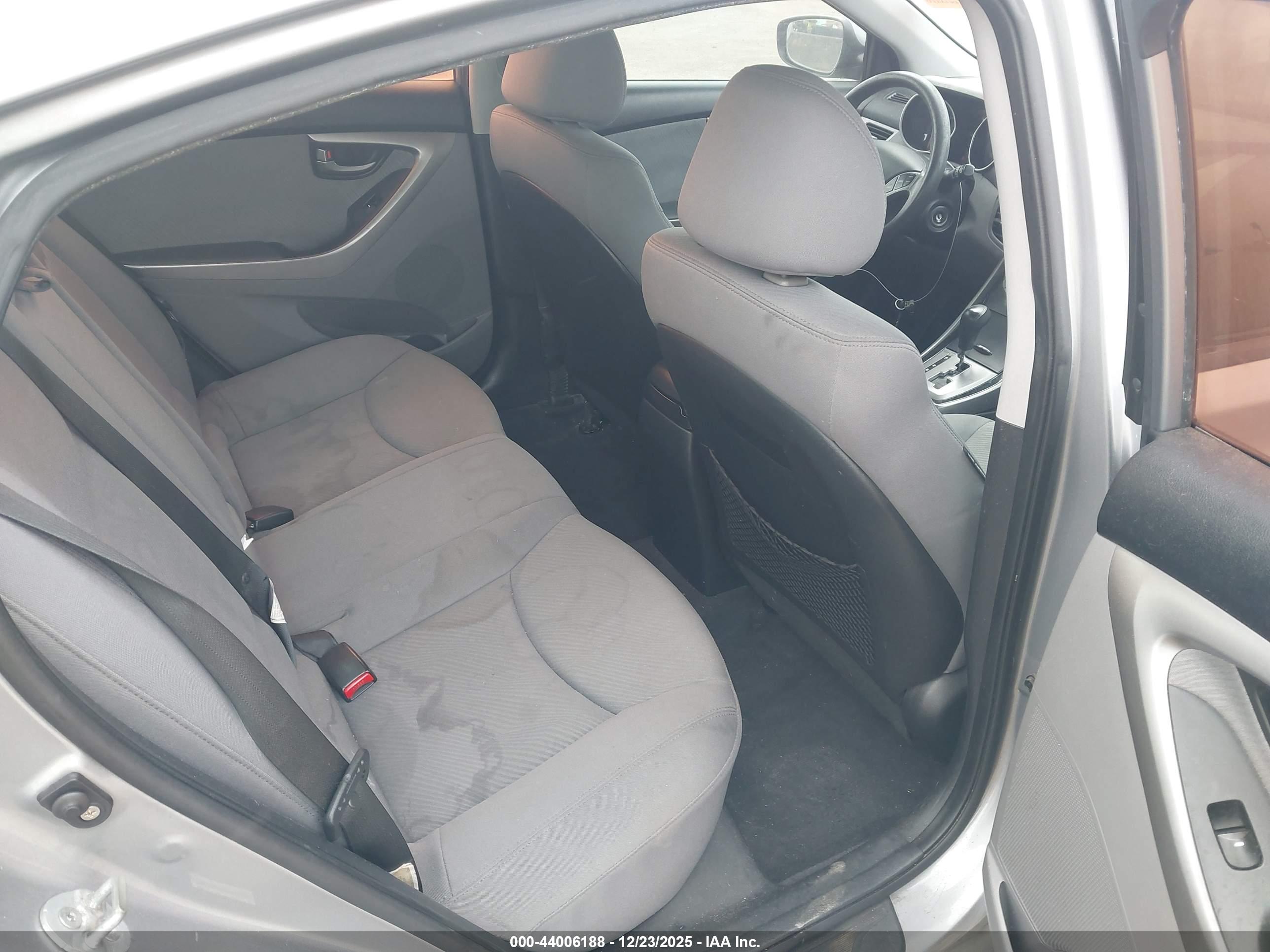HYUNDAI ELANTRA image 8