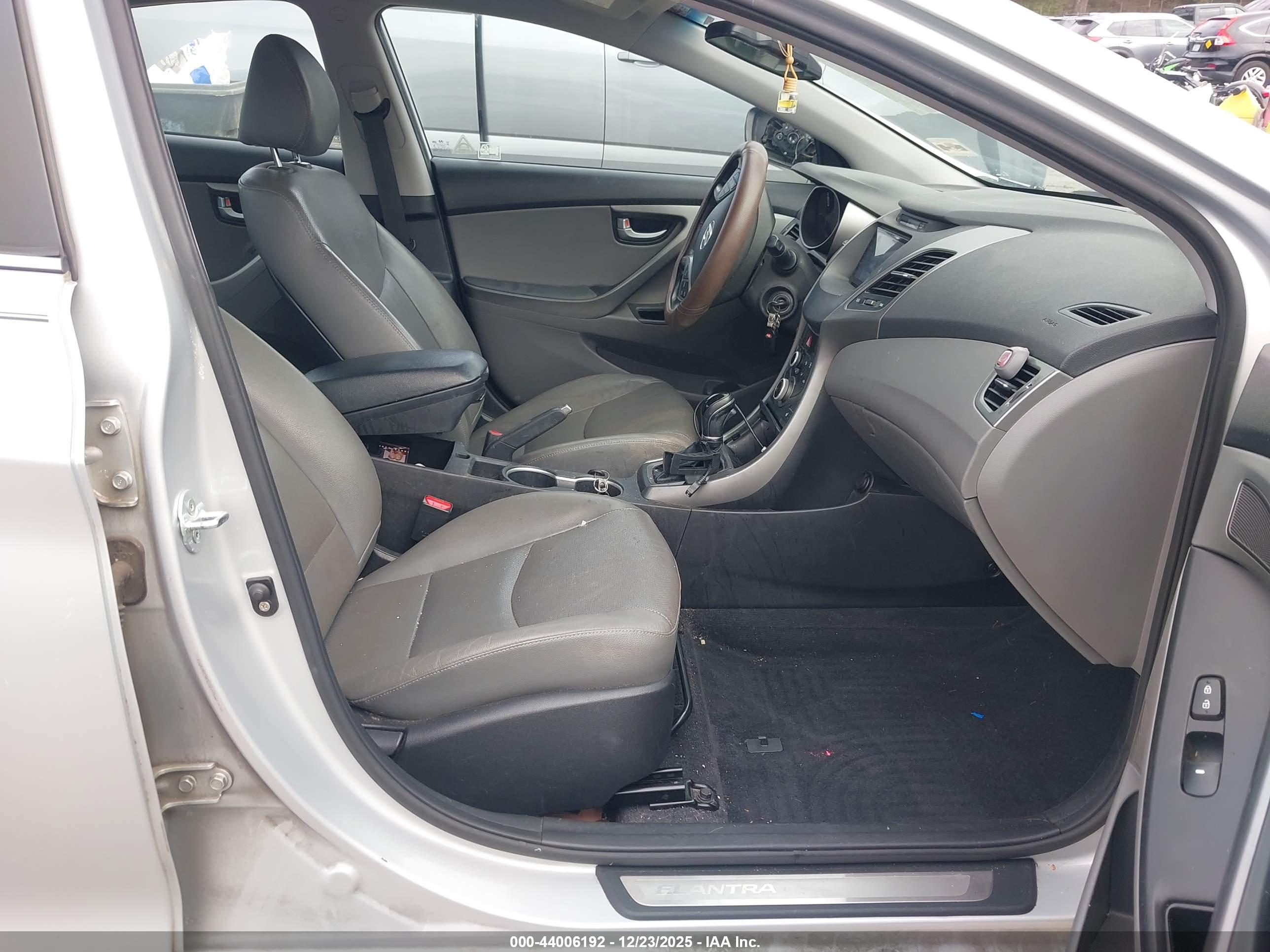 HYUNDAI ELANTRA image 5