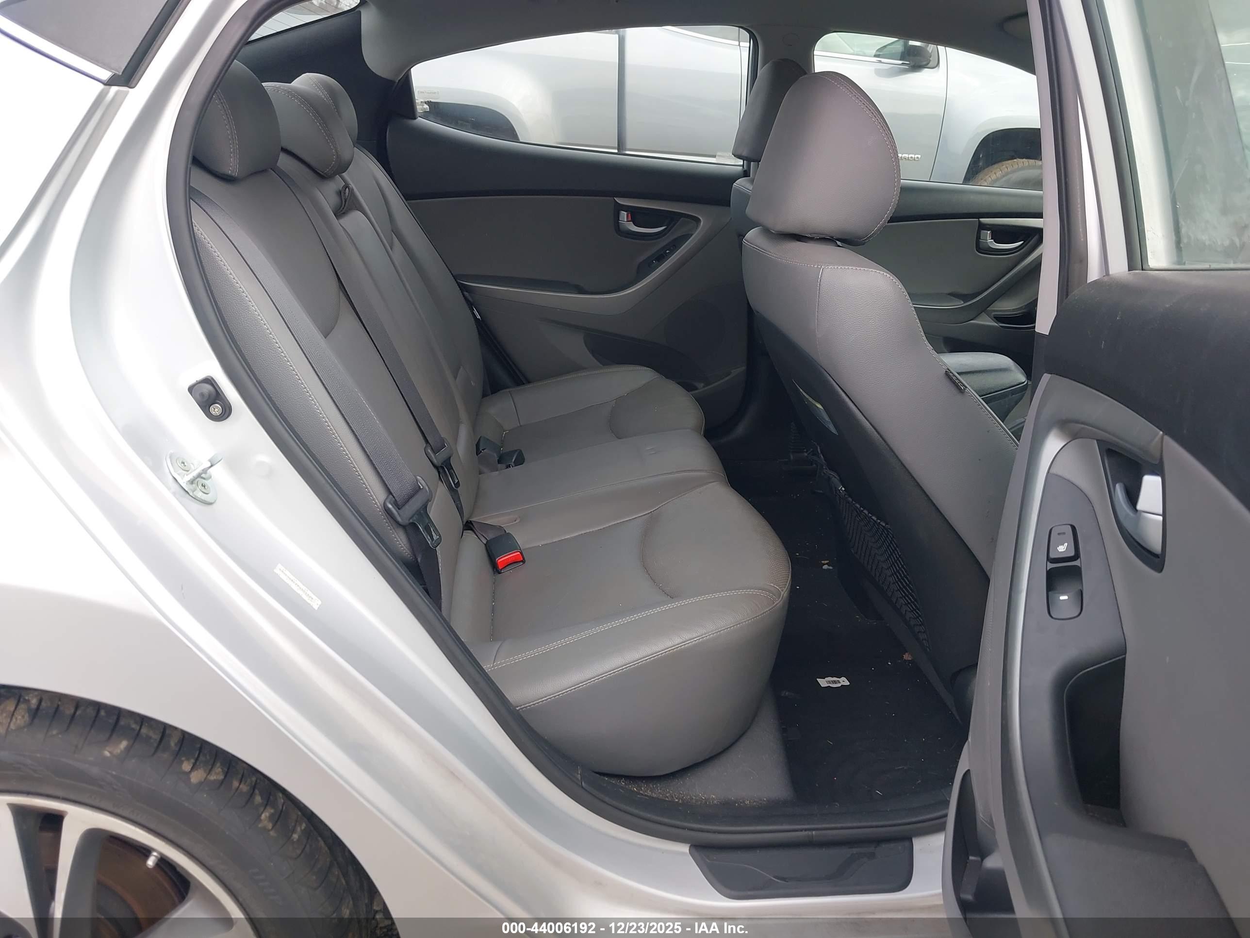 HYUNDAI ELANTRA image 8