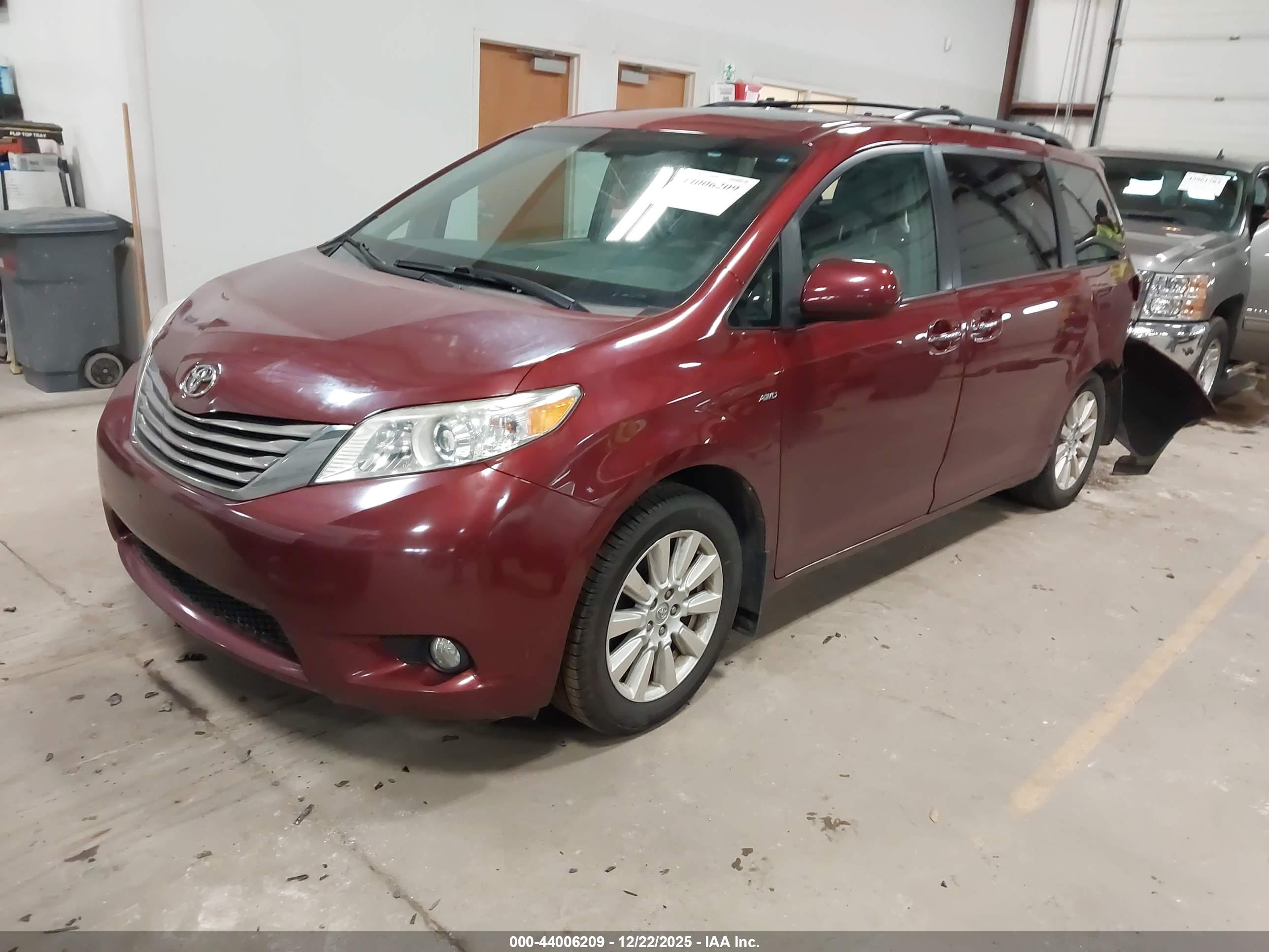 TOYOTA SIENNA image 2