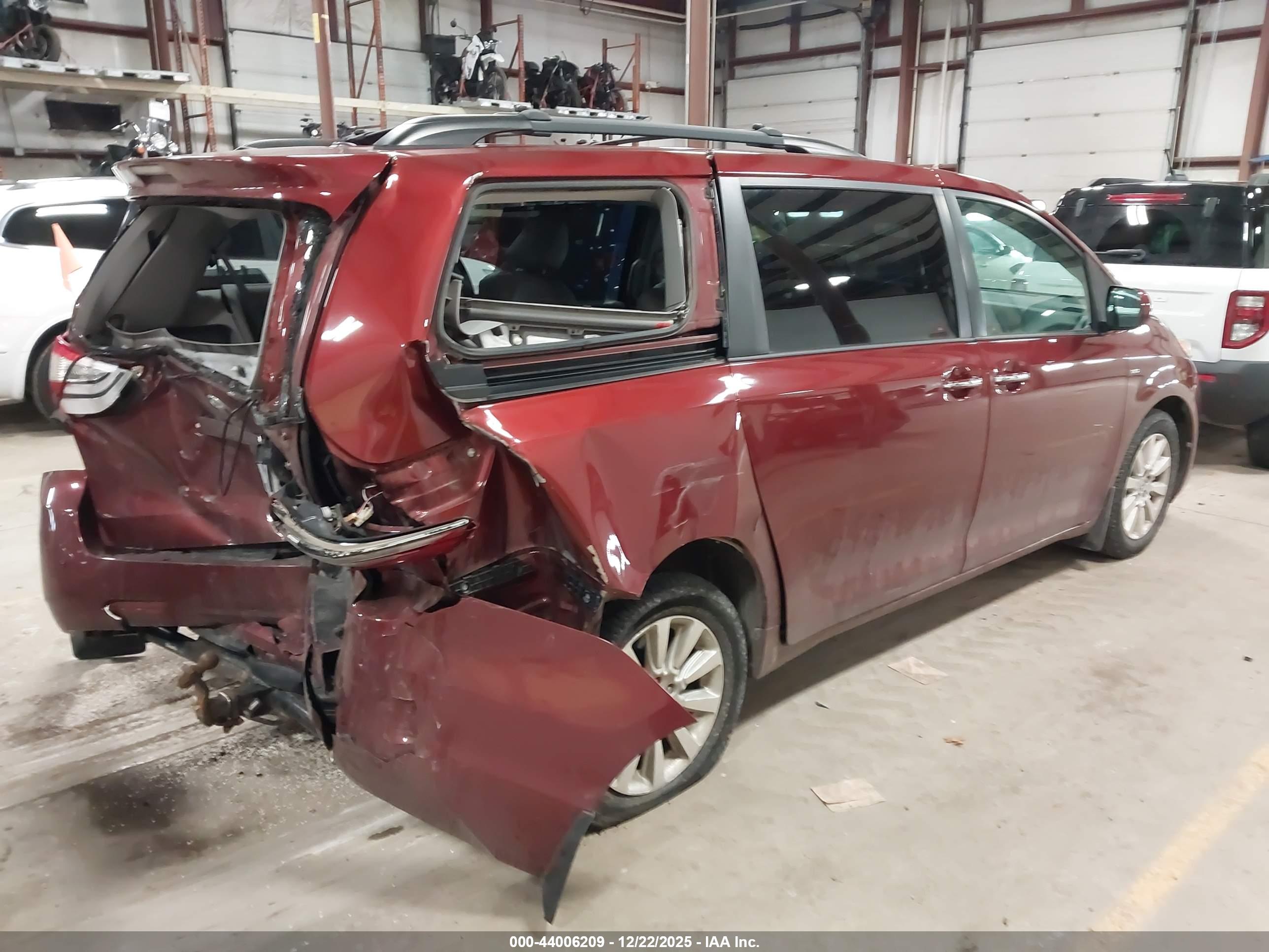 TOYOTA SIENNA image 4