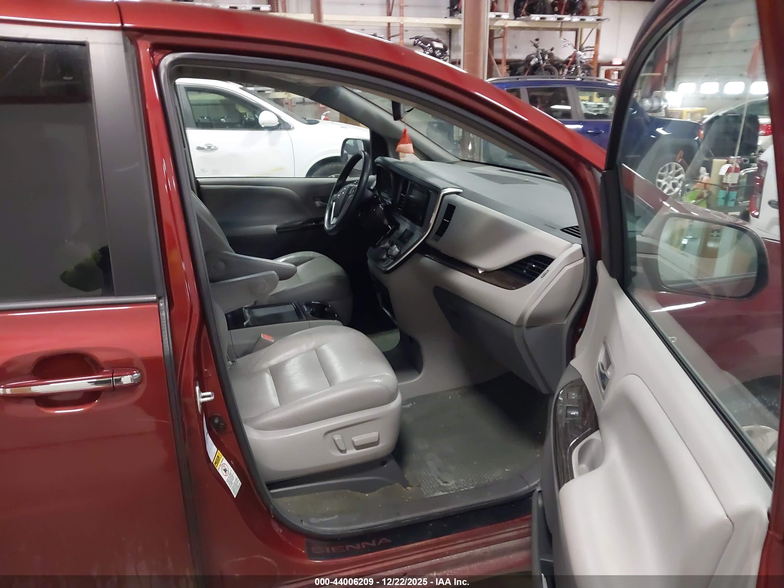 TOYOTA SIENNA image 5