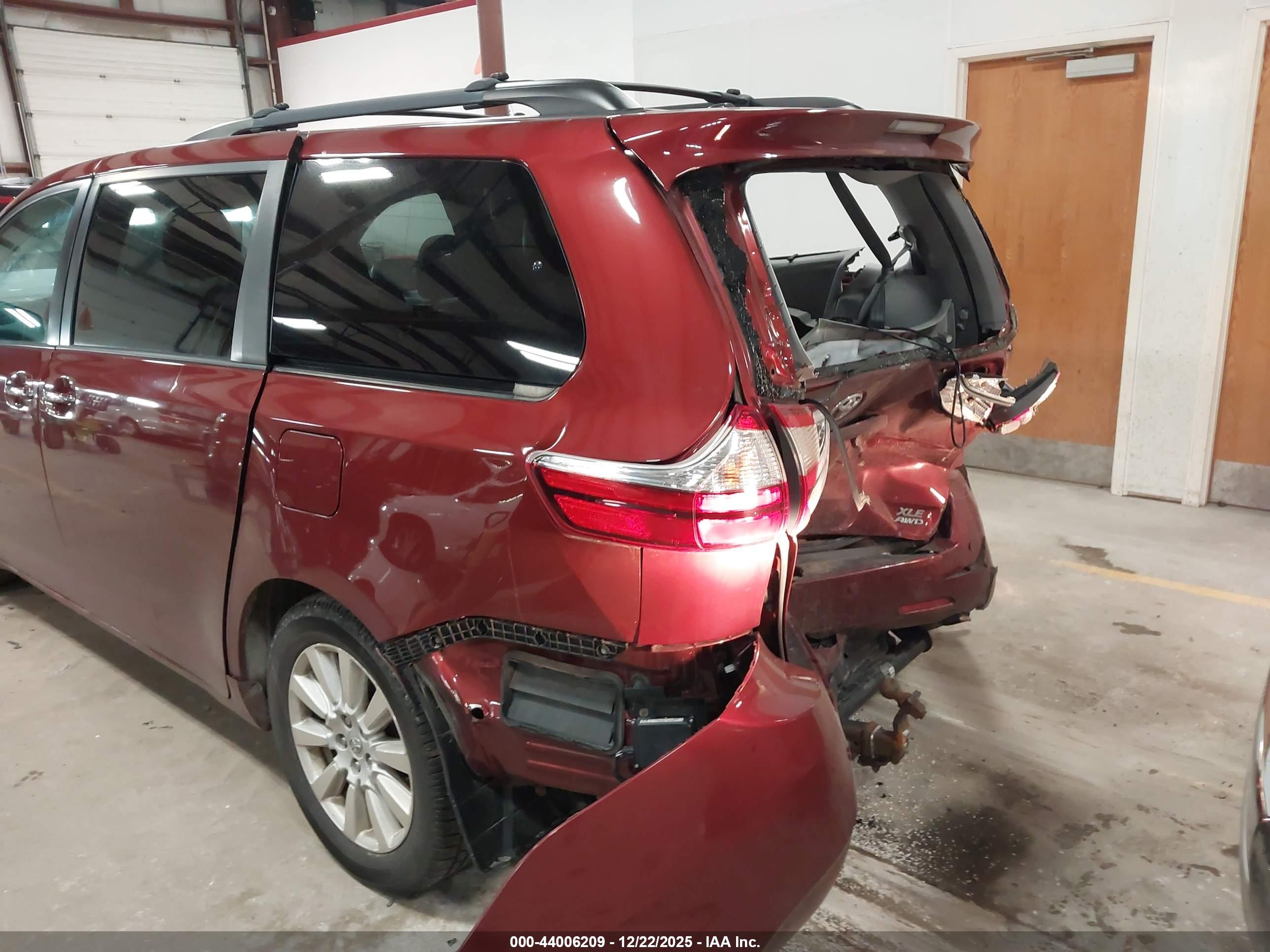 TOYOTA SIENNA image 6