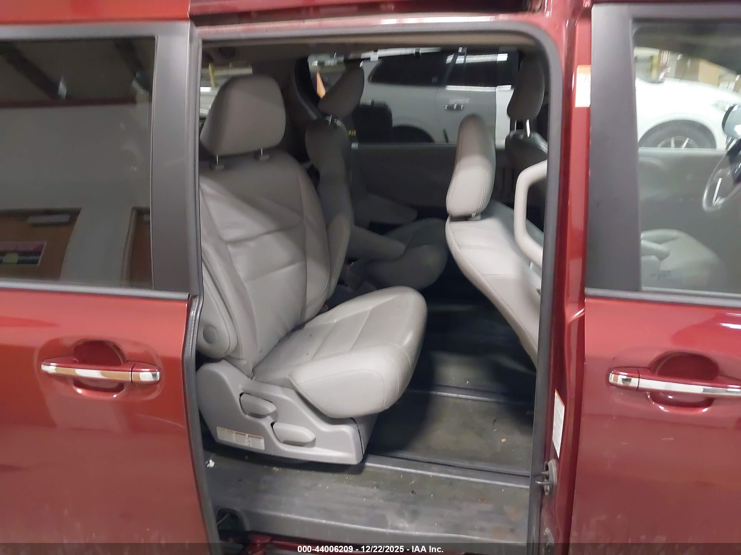 TOYOTA SIENNA image 8