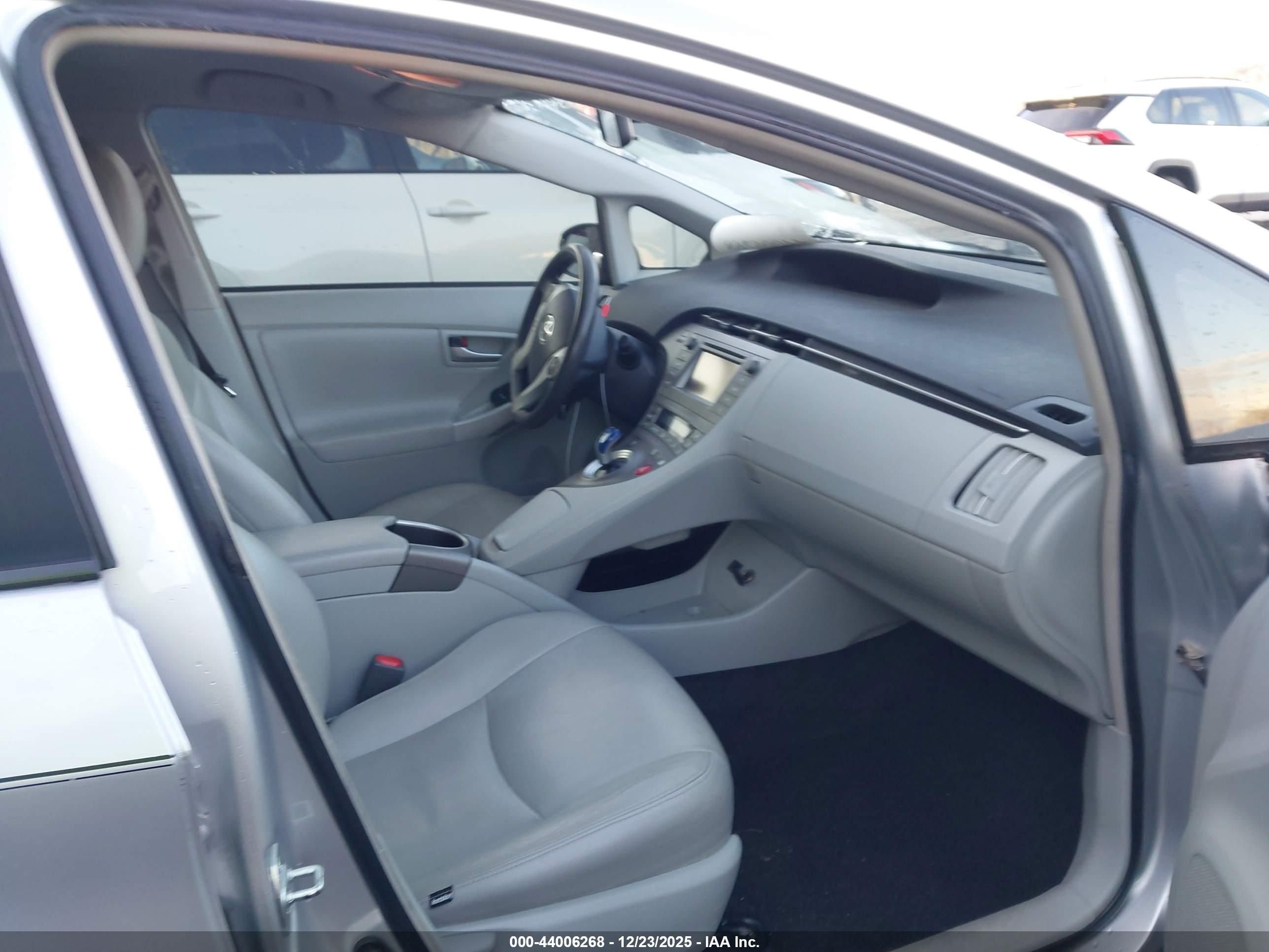 TOYOTA PRIUS image 5