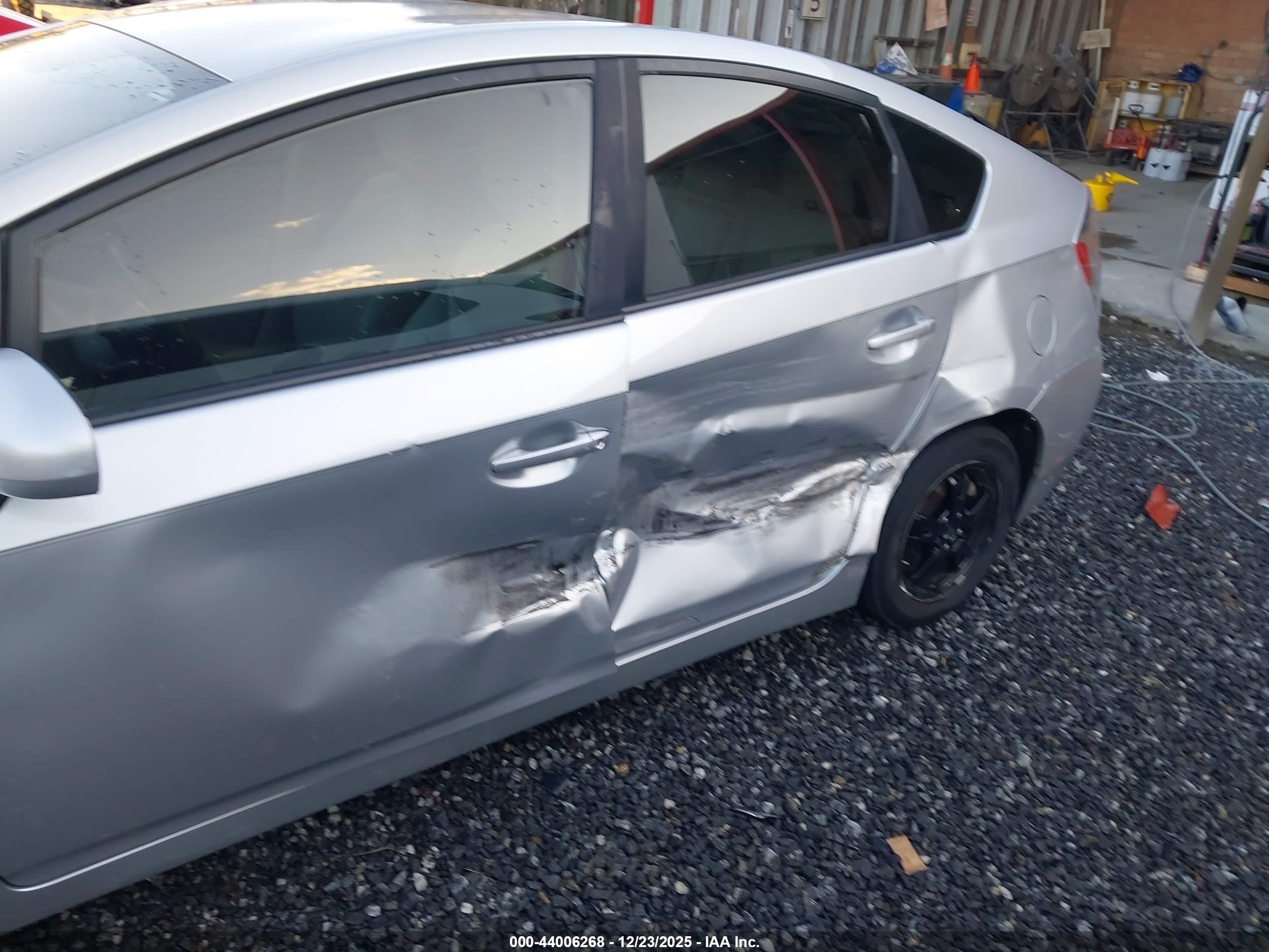 TOYOTA PRIUS image 6