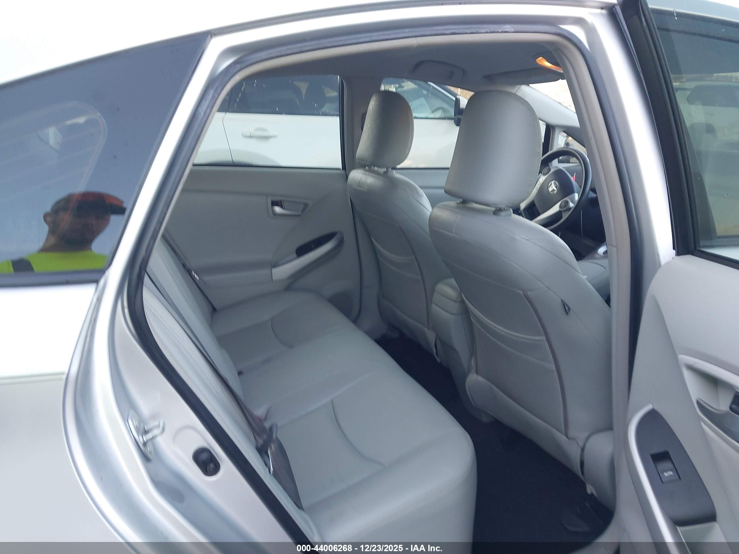 TOYOTA PRIUS image 8