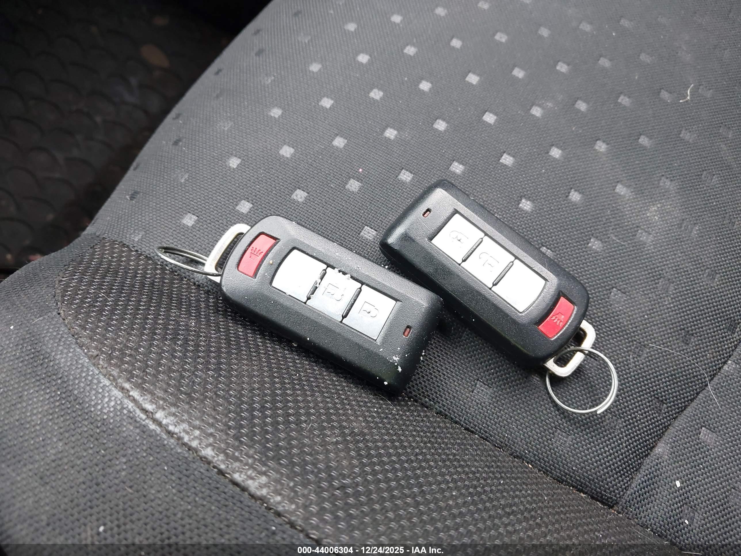 MITSUBISHI OUTLANDER image 11