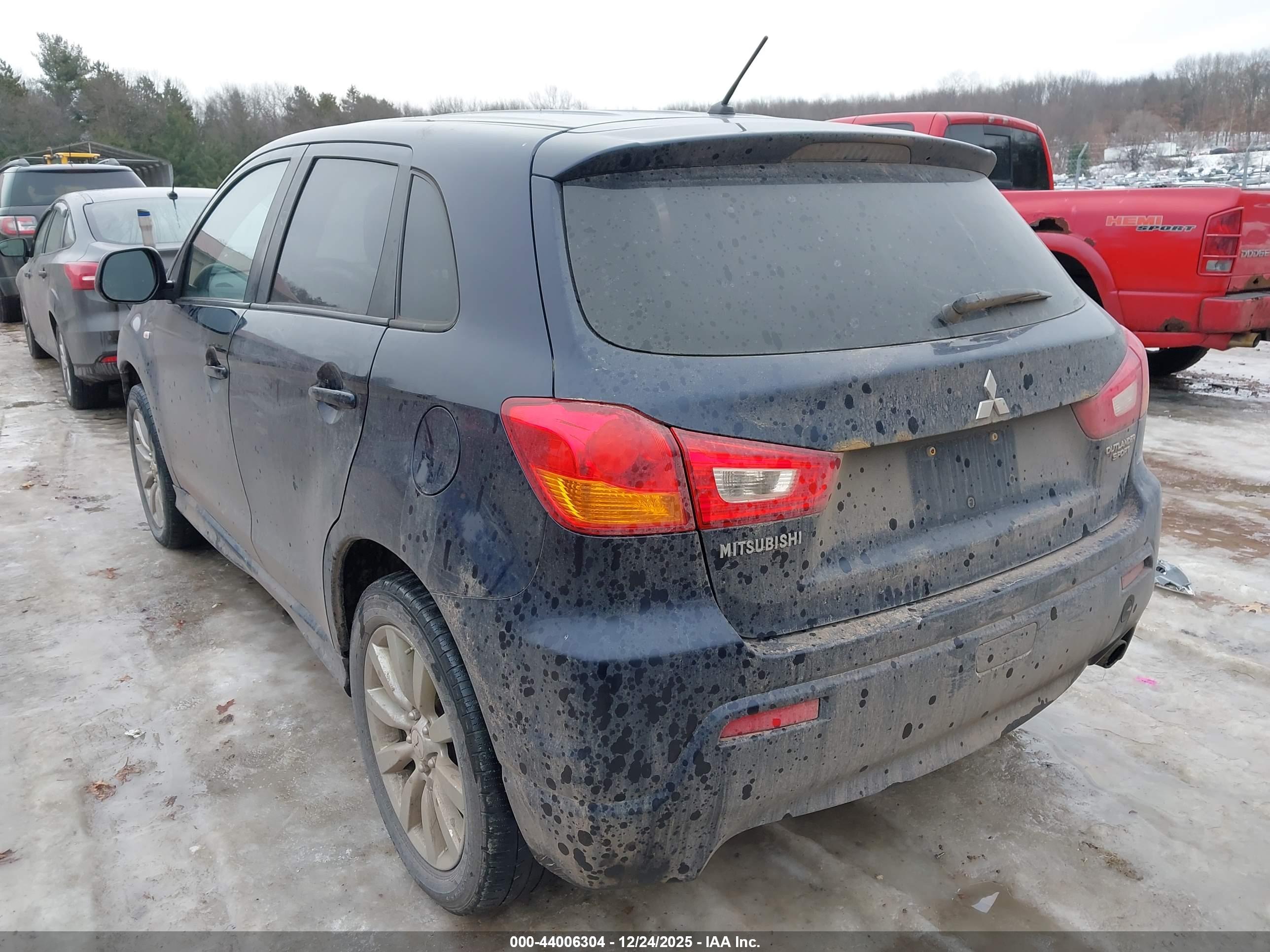 MITSUBISHI OUTLANDER image 3