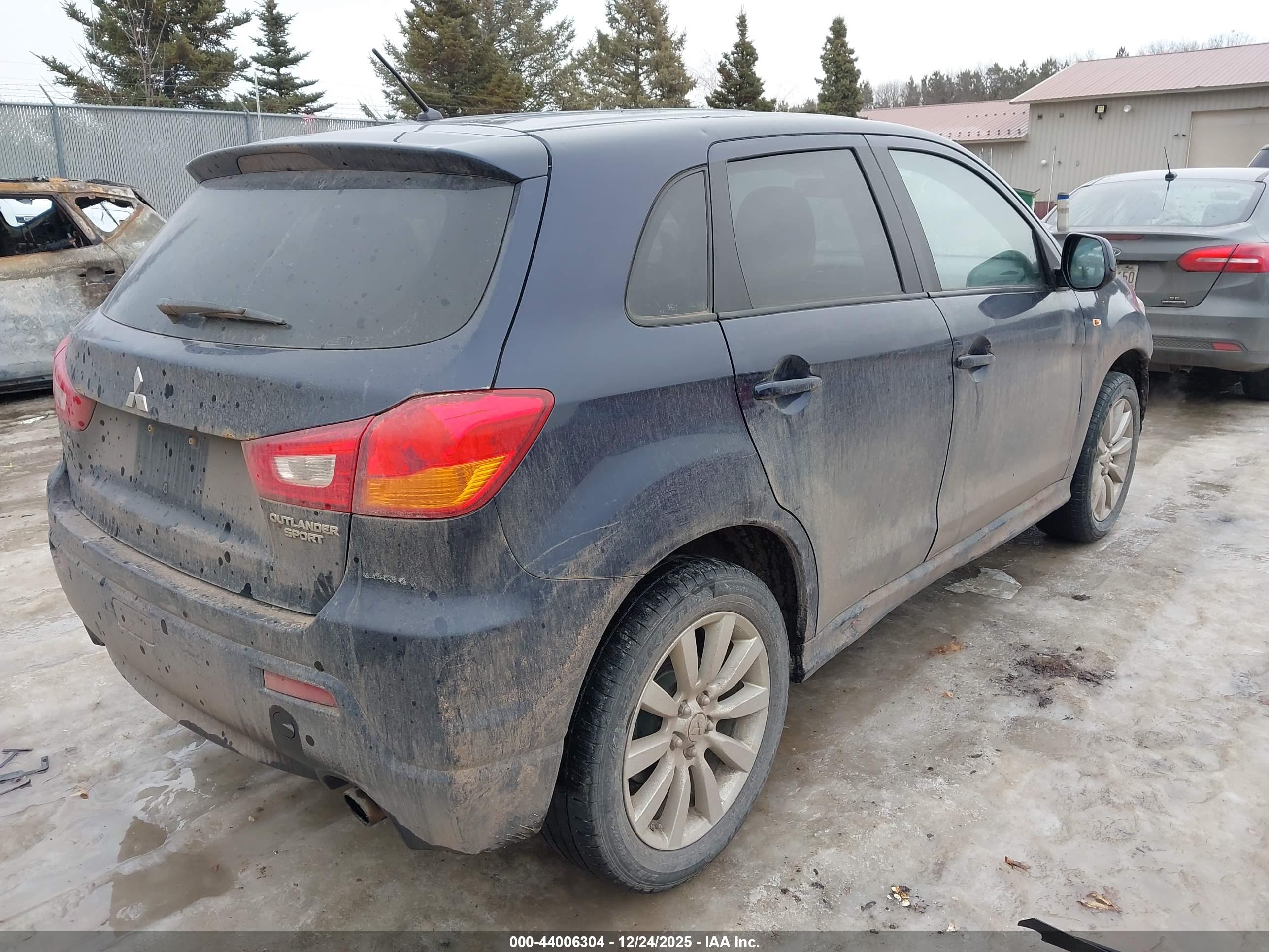 MITSUBISHI OUTLANDER image 4