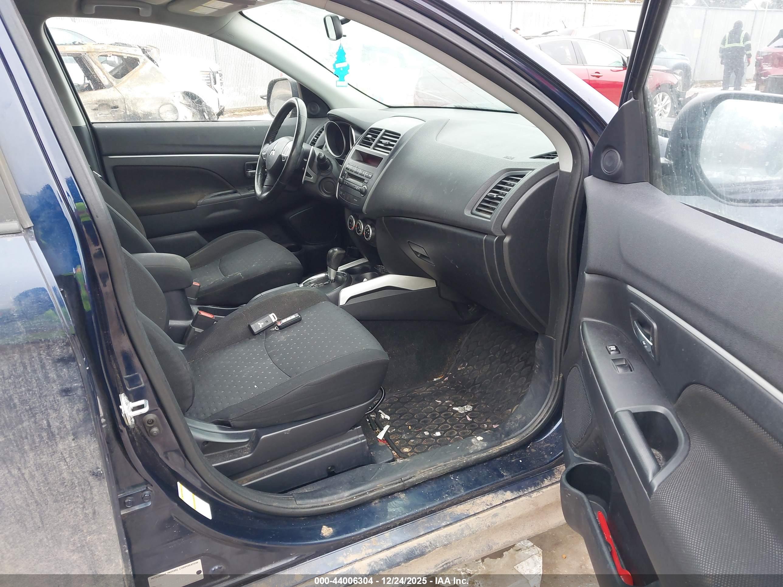 MITSUBISHI OUTLANDER image 5