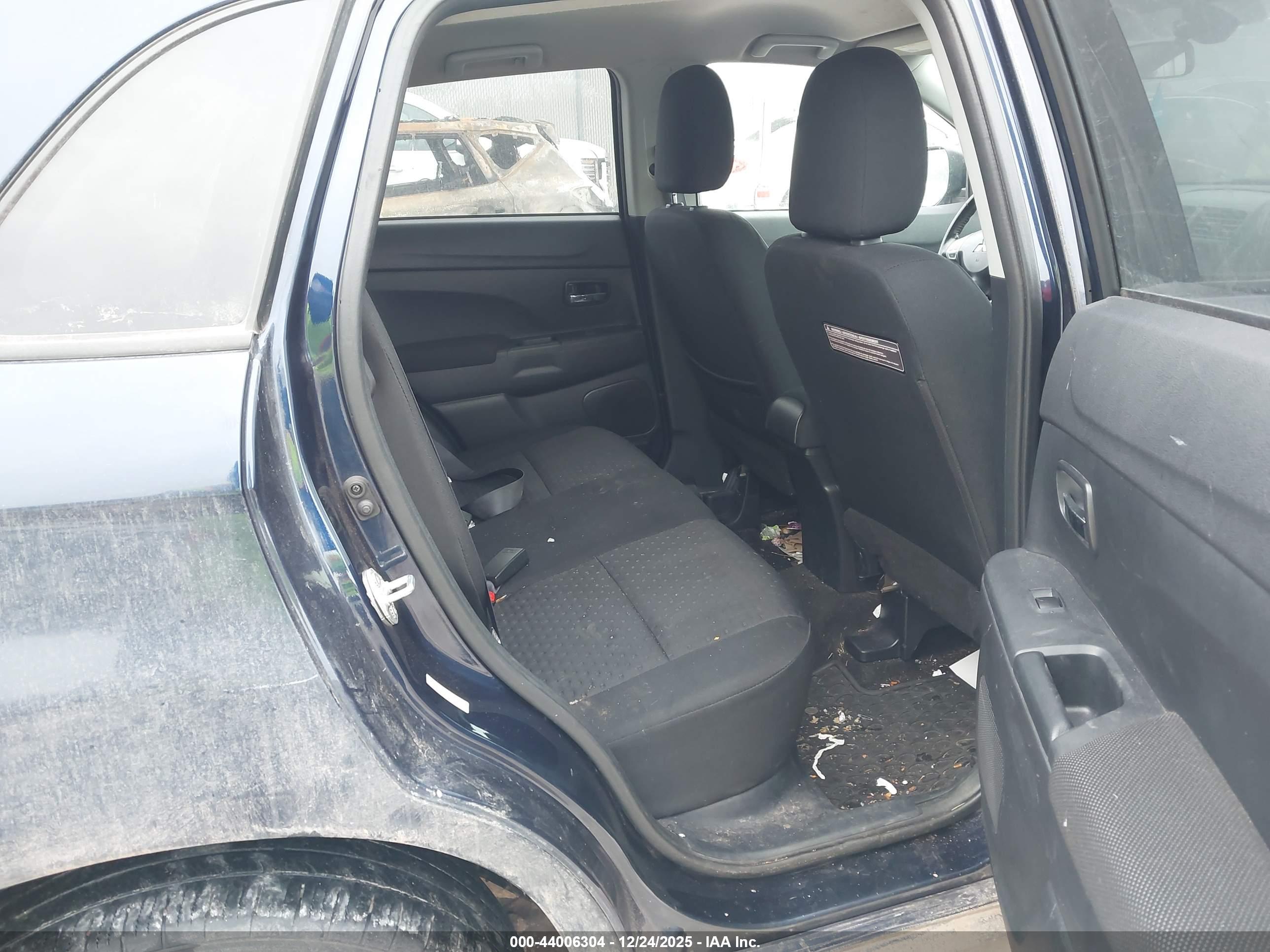 MITSUBISHI OUTLANDER image 8