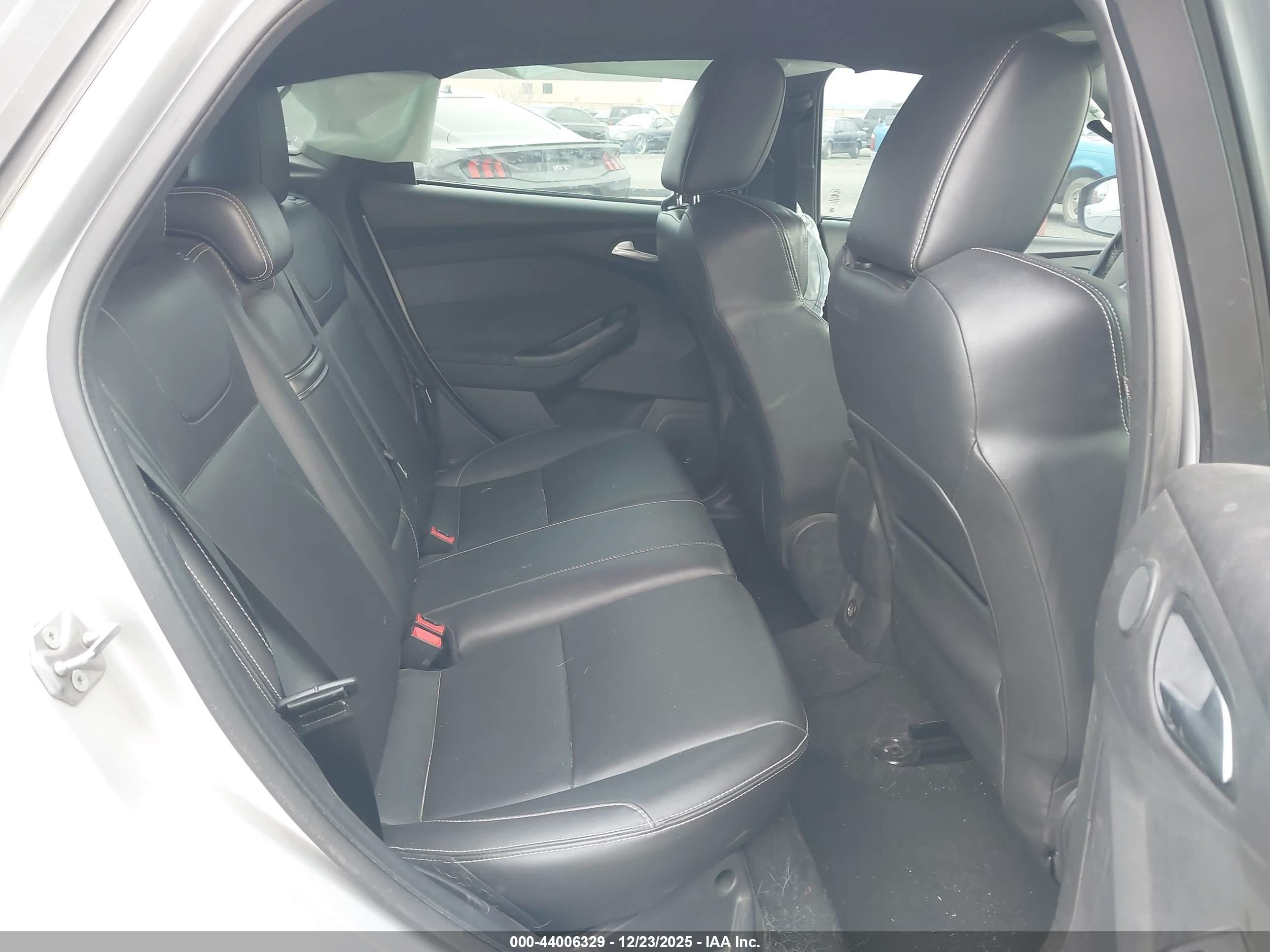 FORD FOCUS image 8