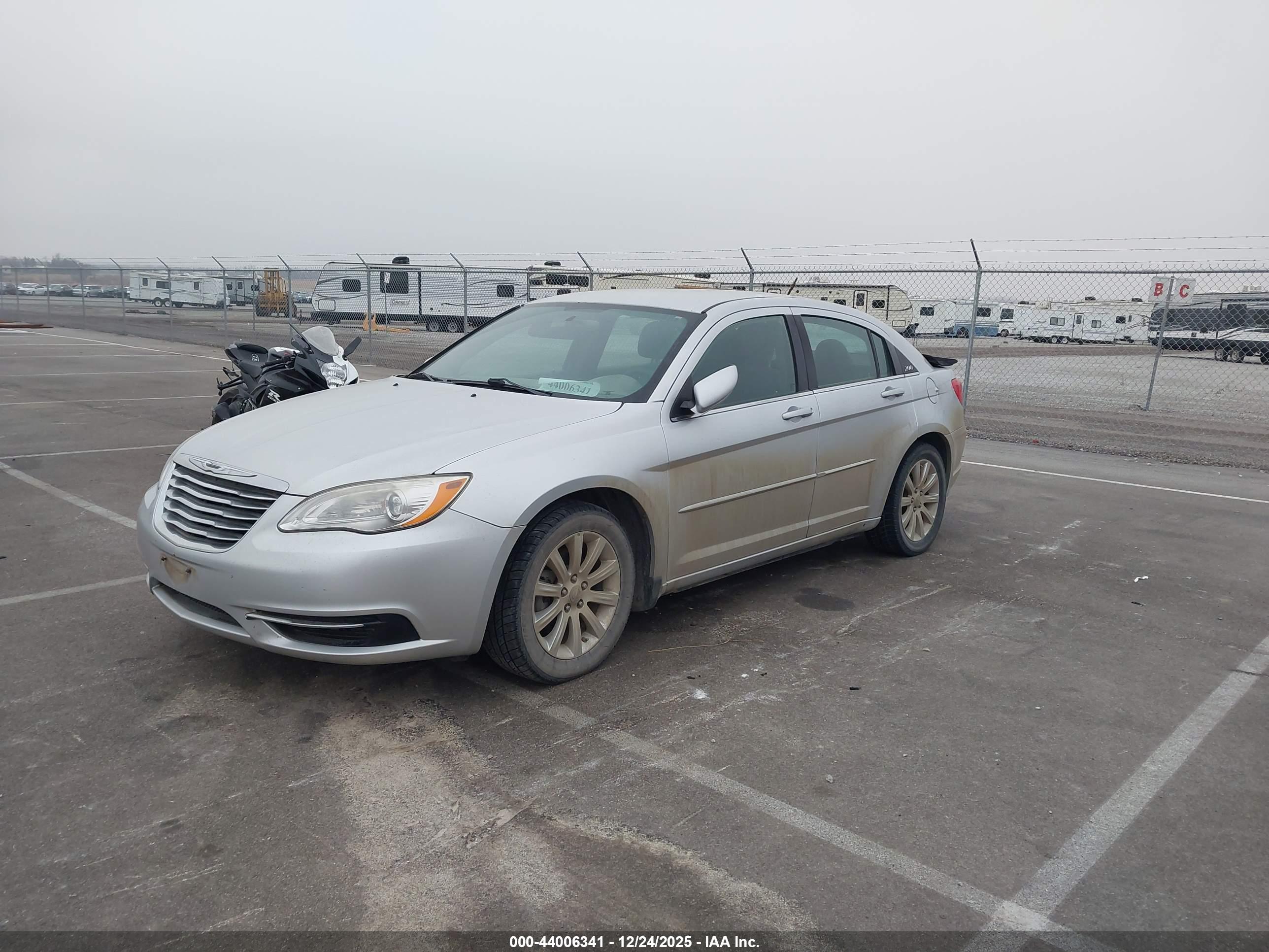 CHRYSLER 200 image 2