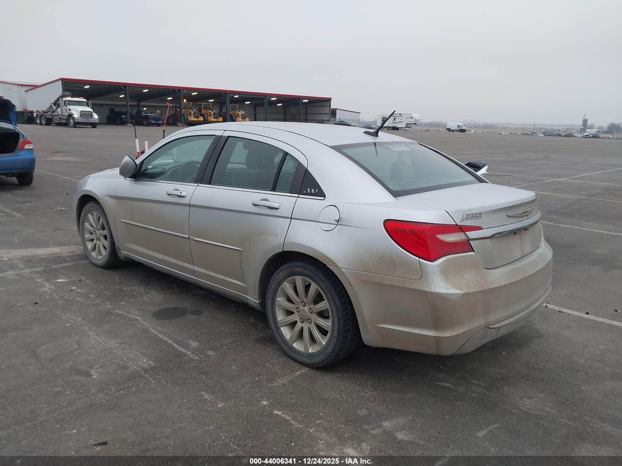 CHRYSLER 200 image 3