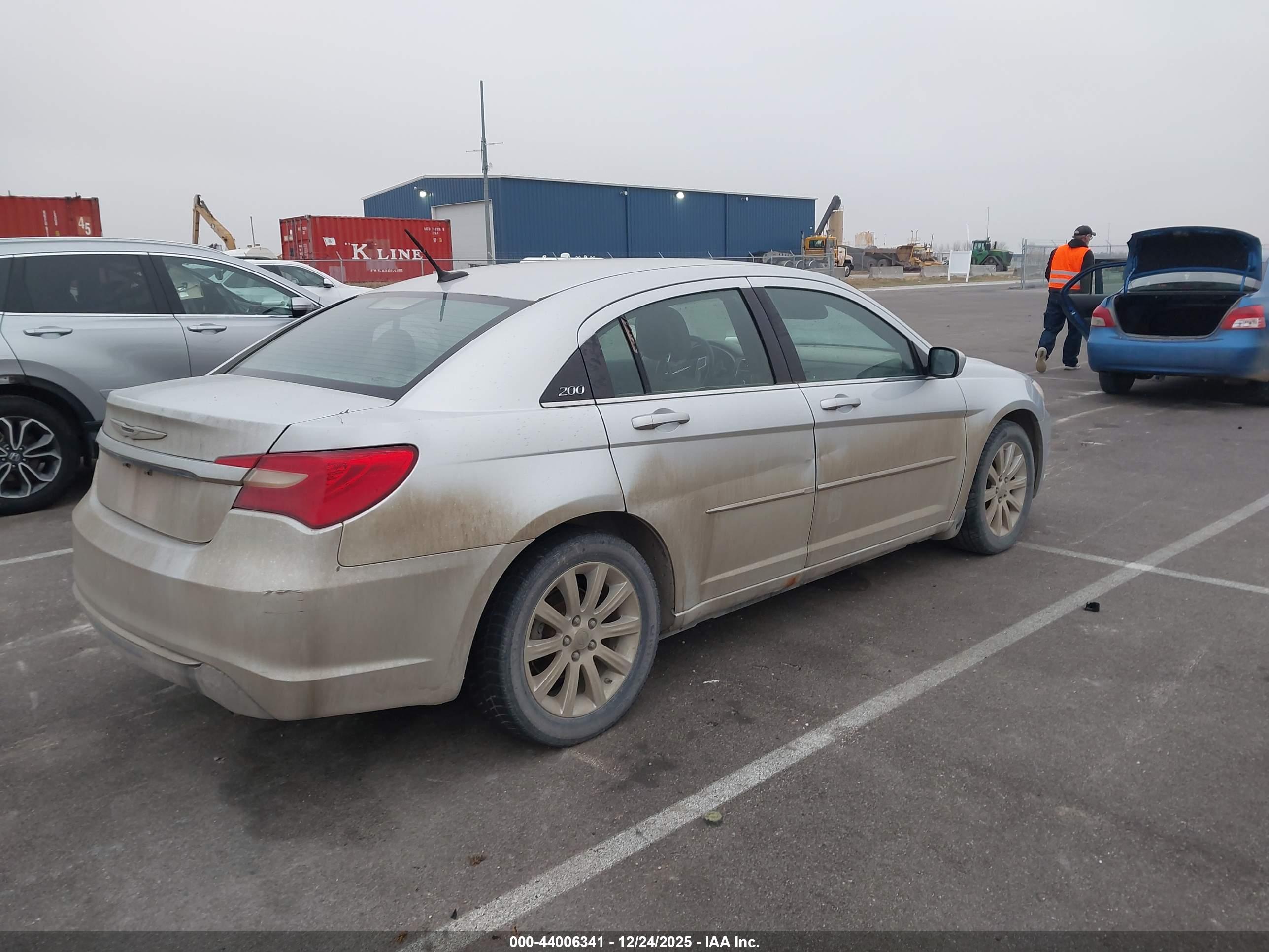 CHRYSLER 200 image 4