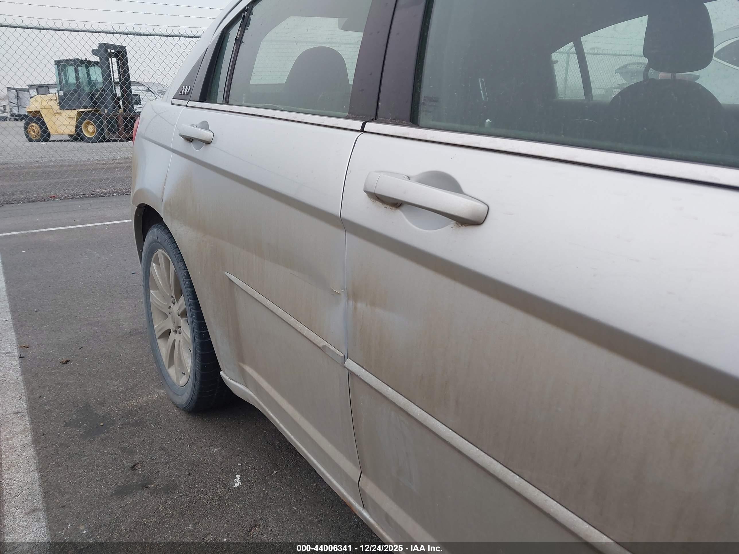 CHRYSLER 200 image 6