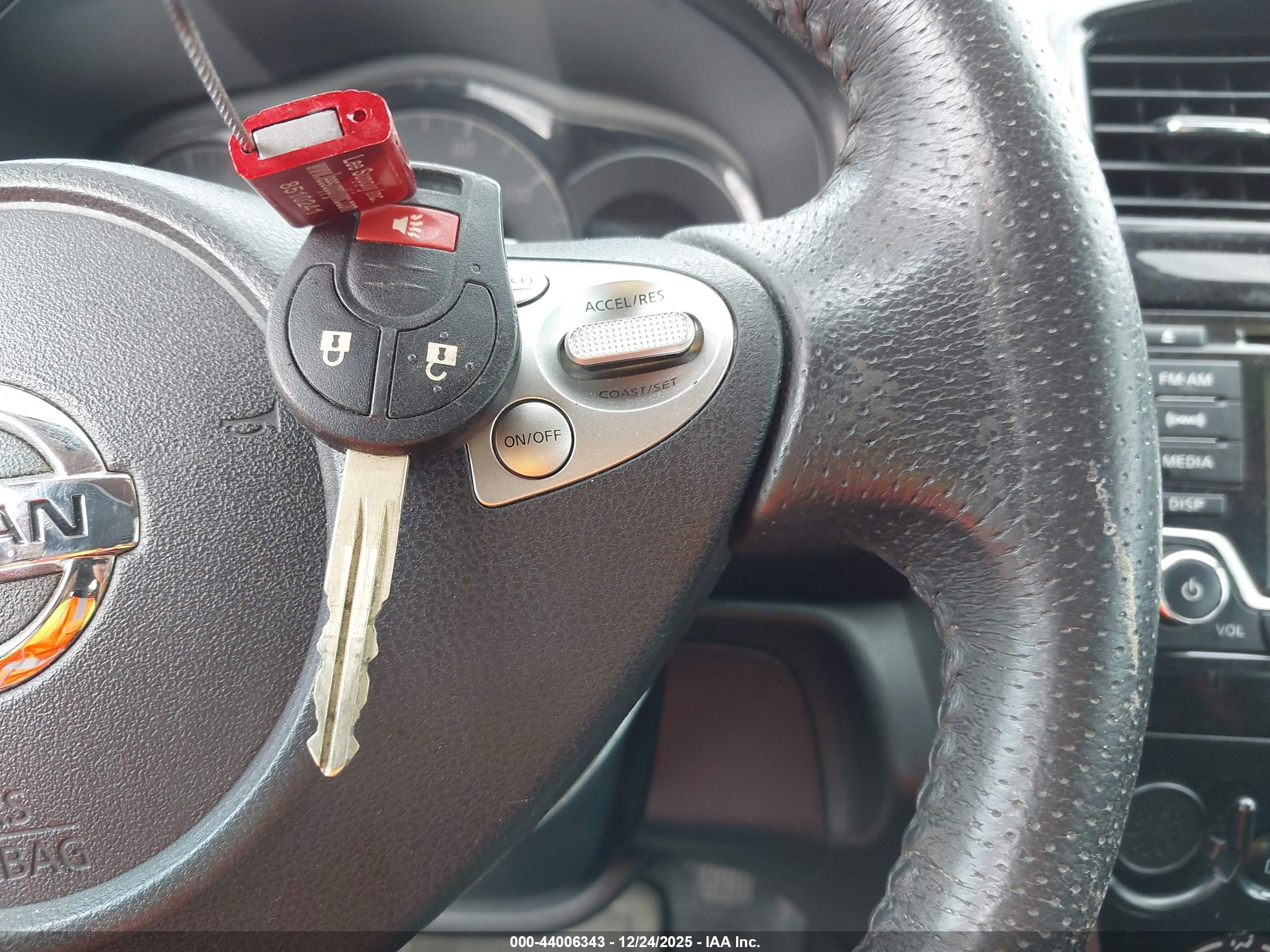 NISSAN VERSA image 11
