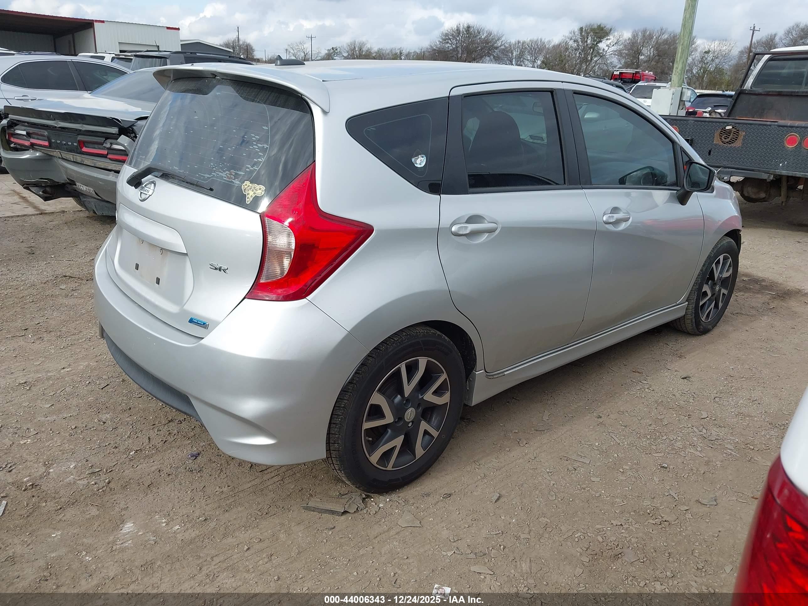 NISSAN VERSA image 4