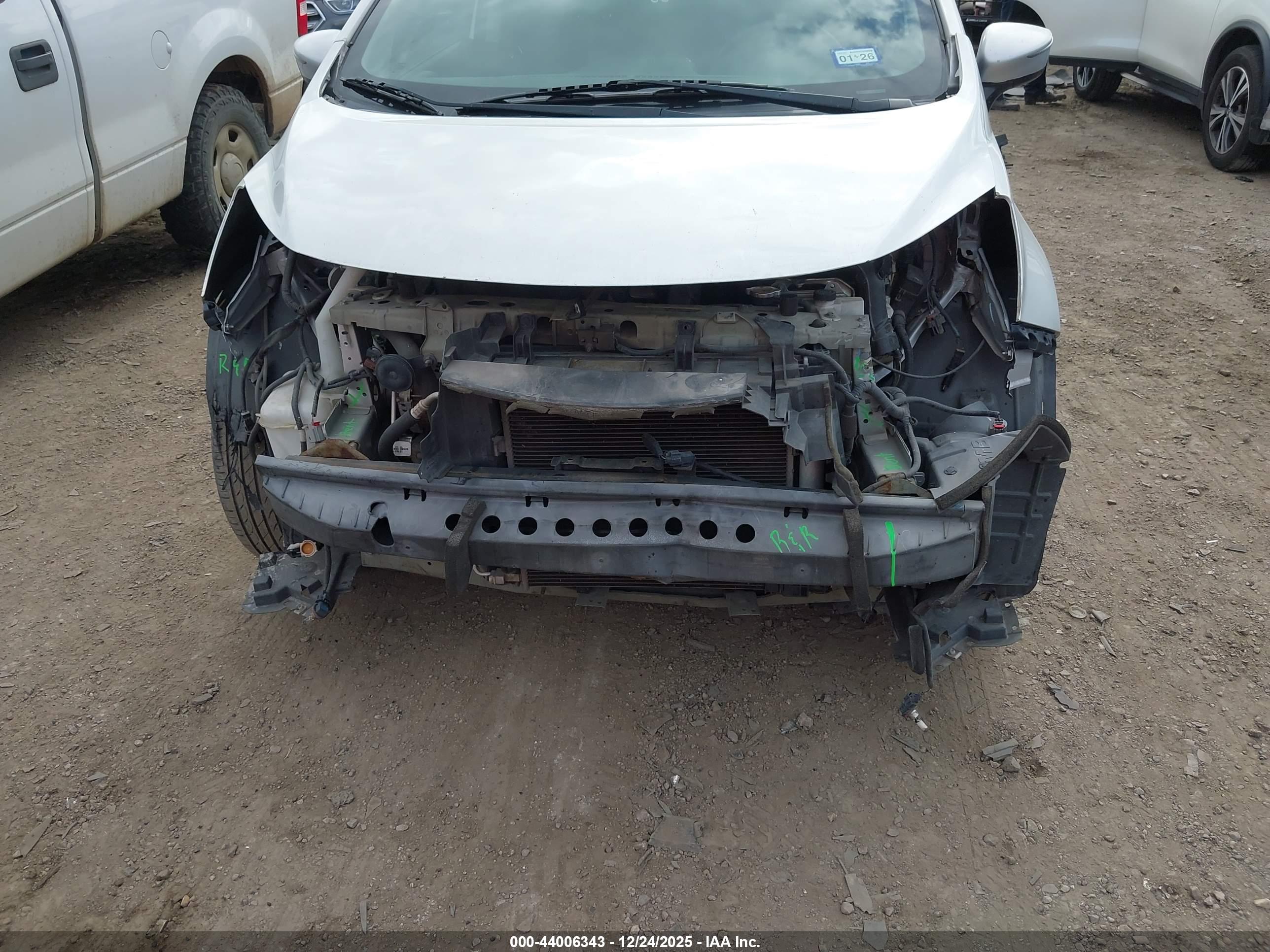 NISSAN VERSA image 6