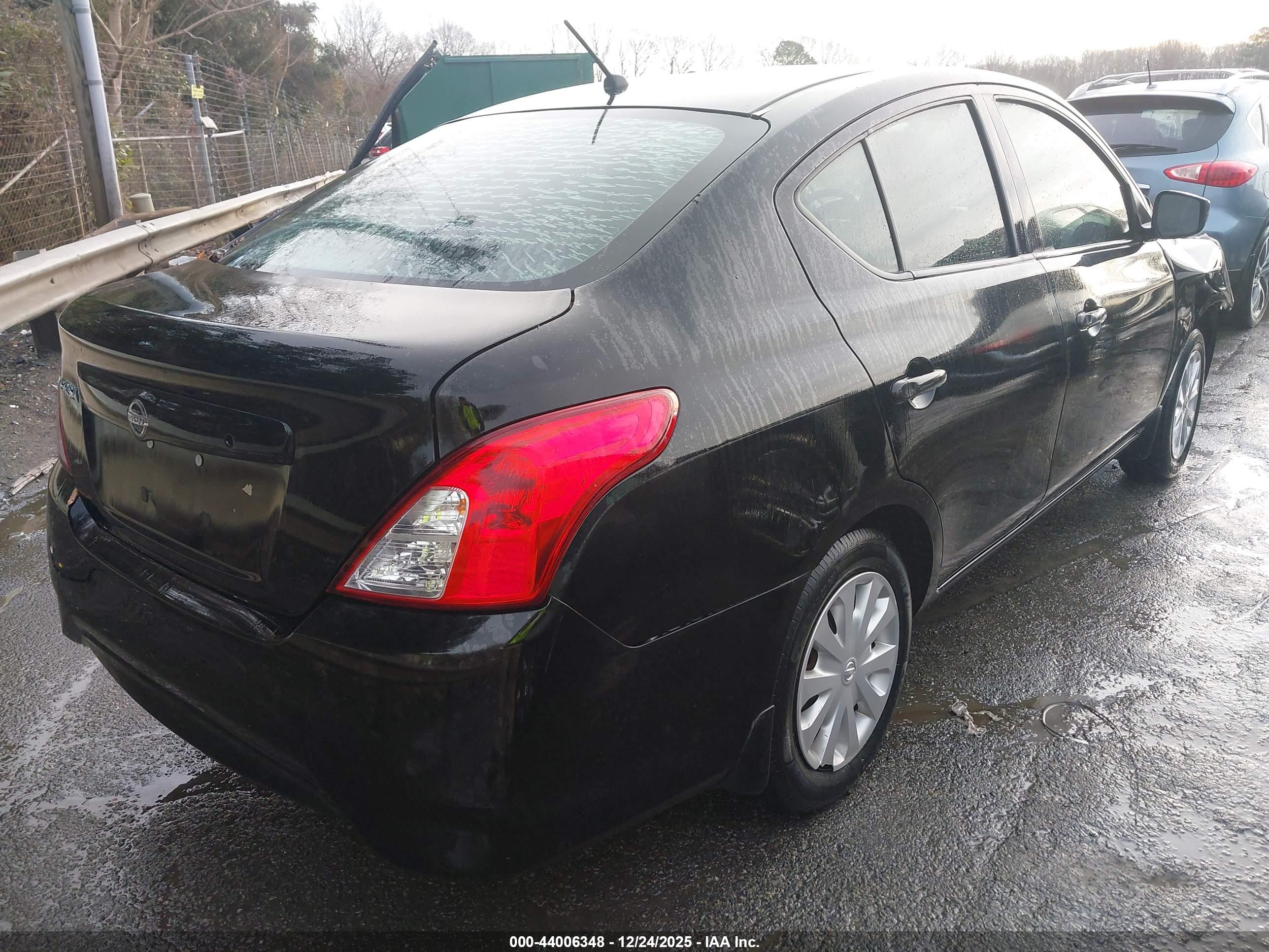 NISSAN VERSA image 4