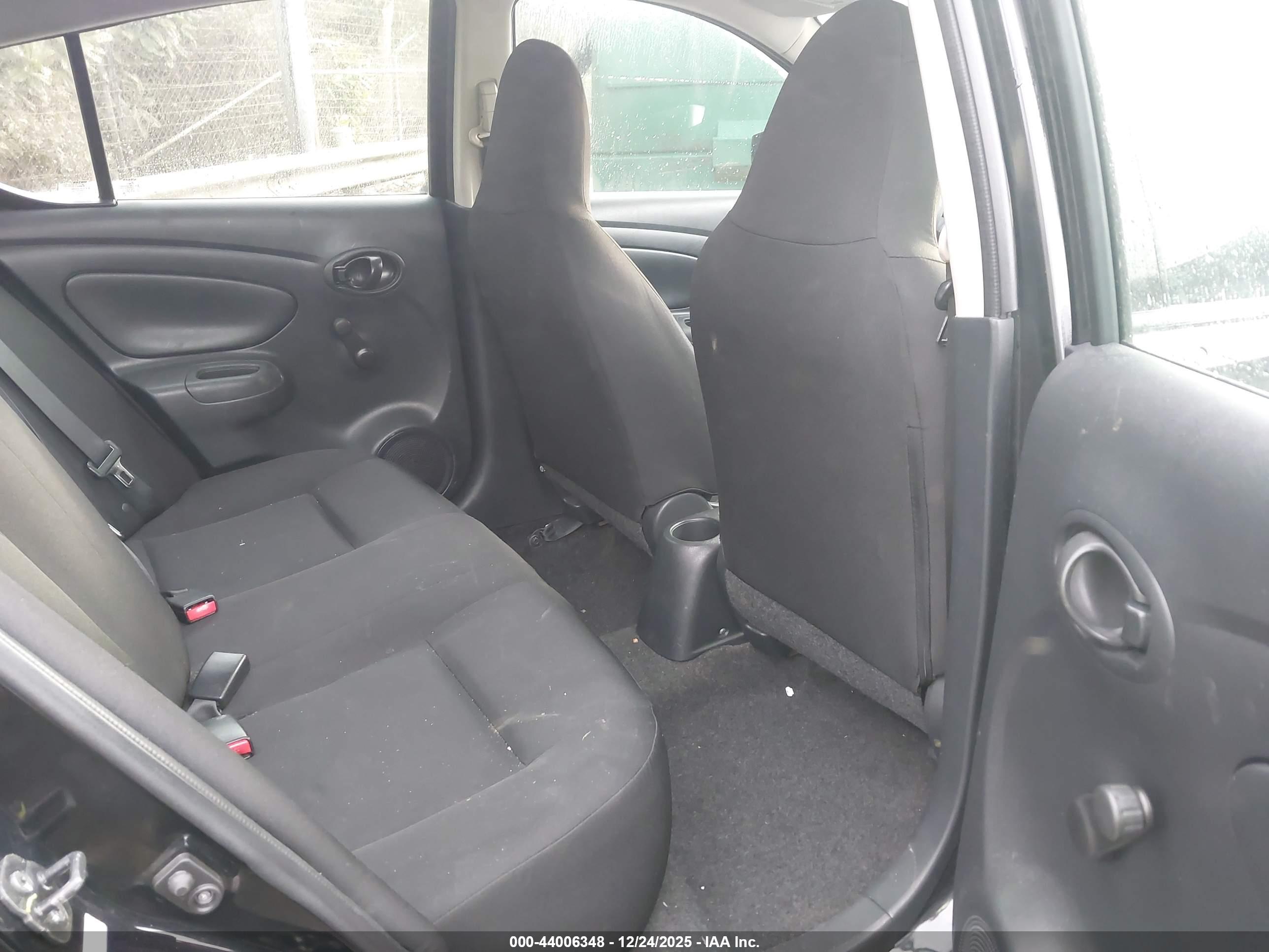 NISSAN VERSA image 8