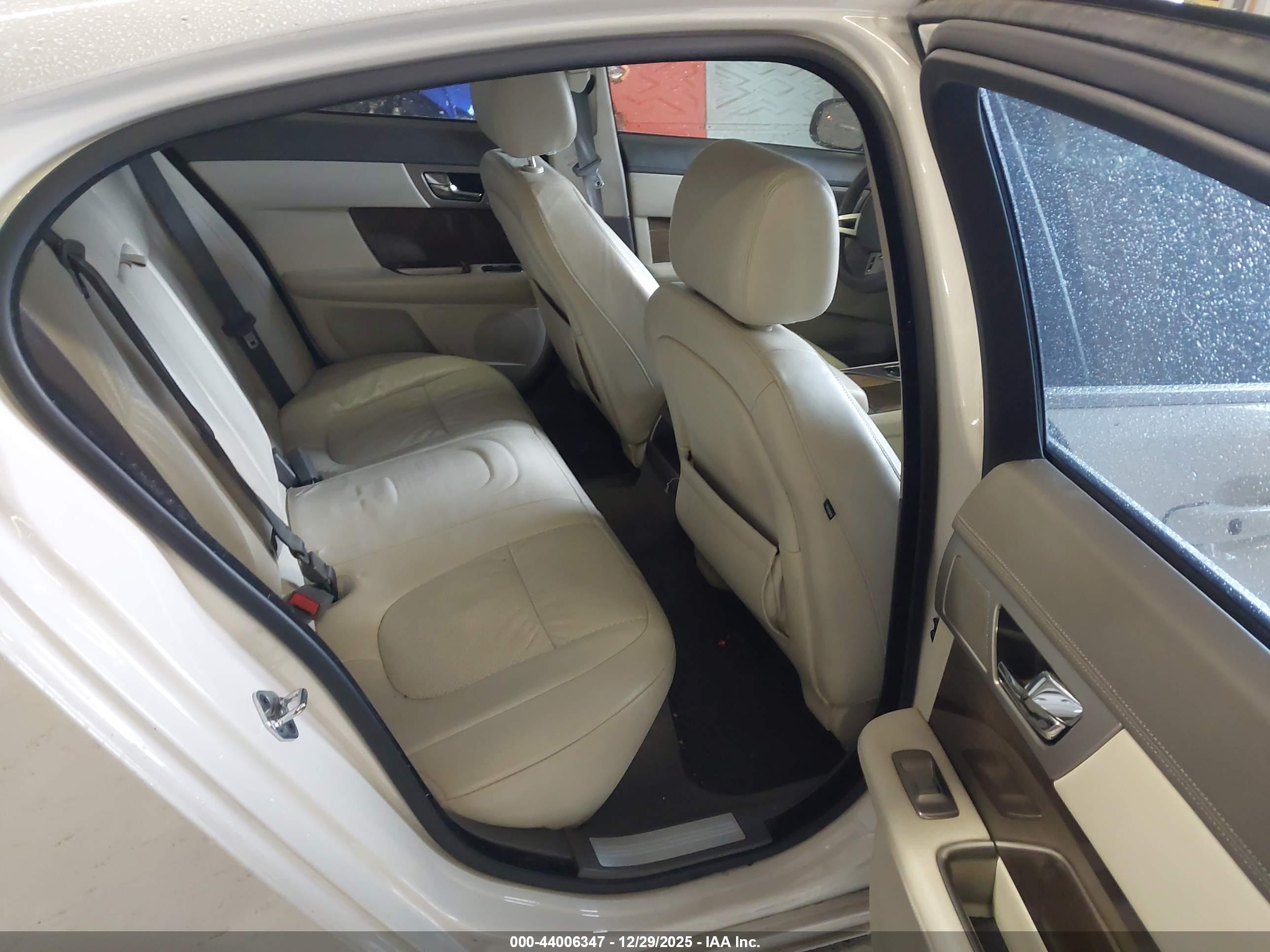 JAGUAR XF image 8